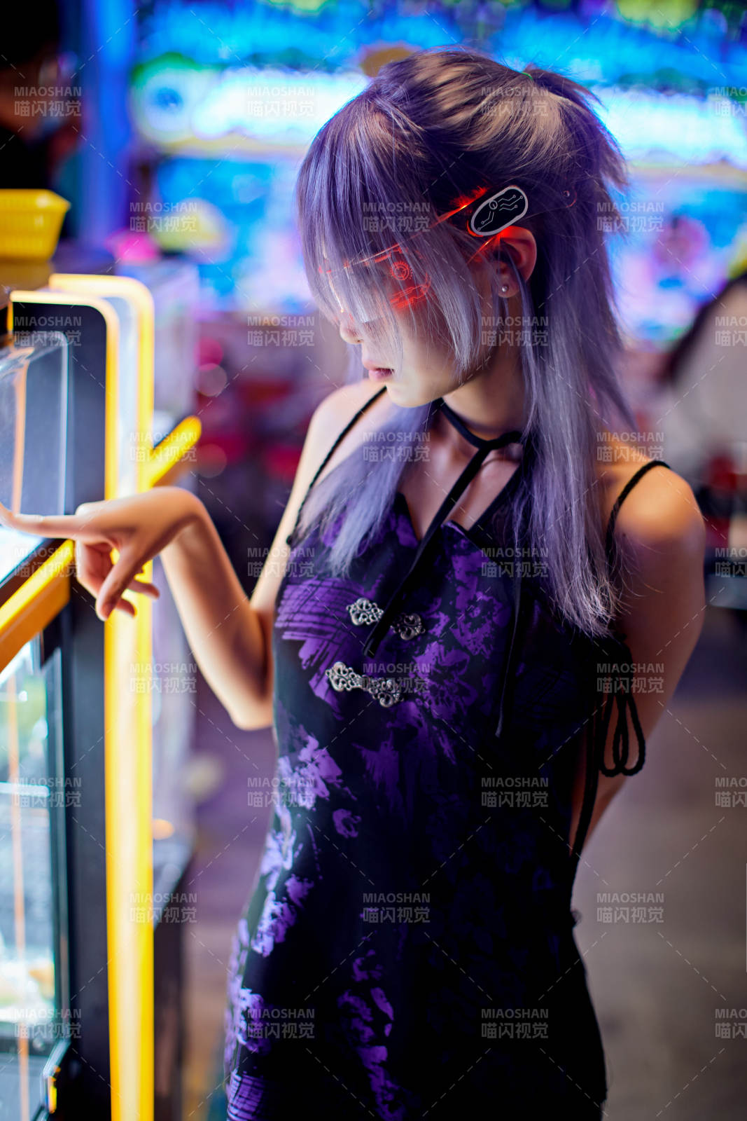 在電子游戲娛樂城玩耍的亞洲時尚少女