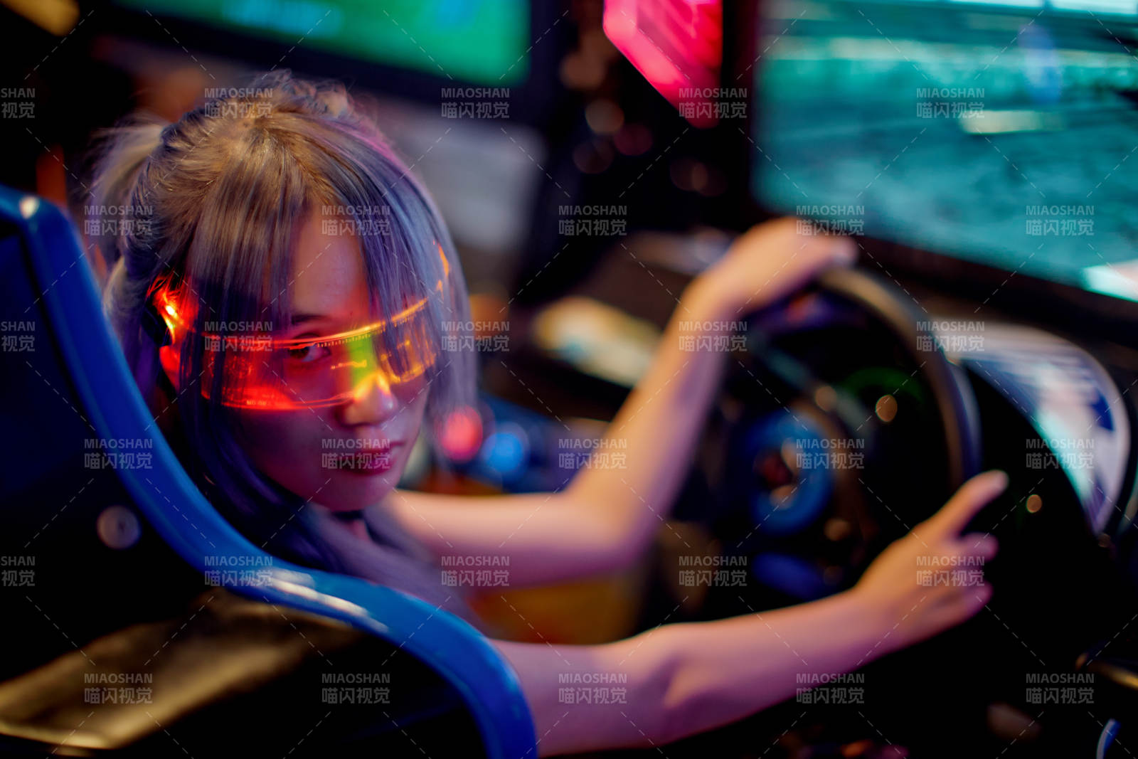 在電子游戲娛樂城玩耍的亞洲時尚少女