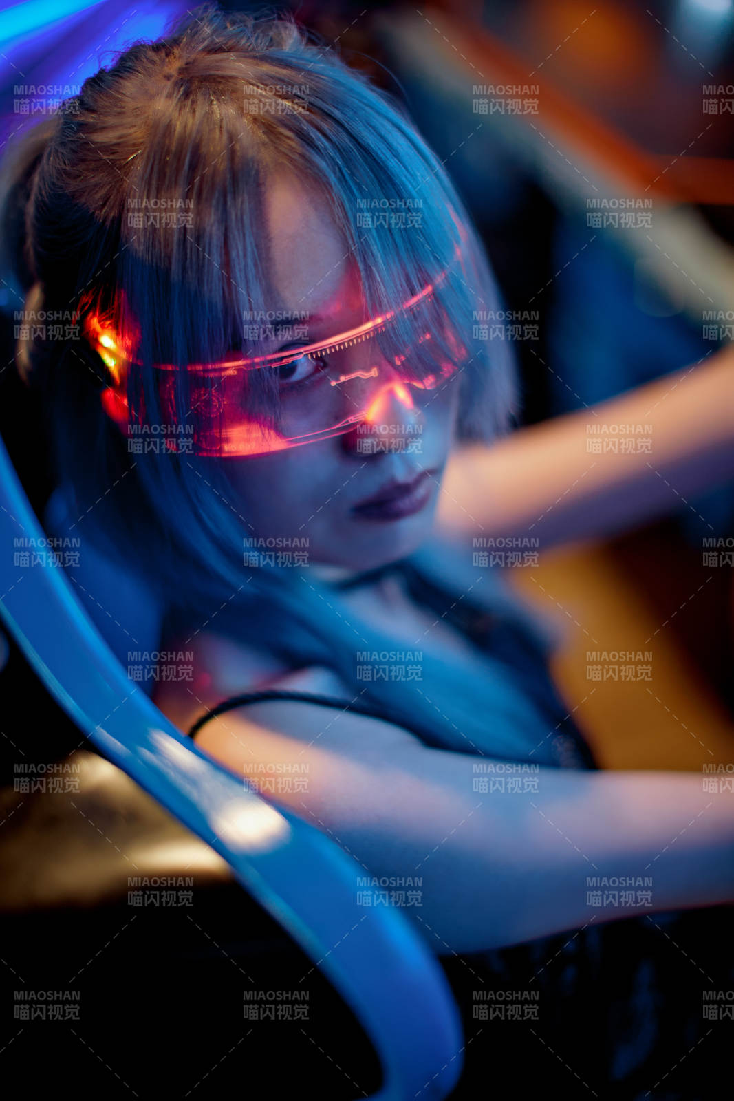 在電子游戲娛樂城玩耍的亞洲時尚少女