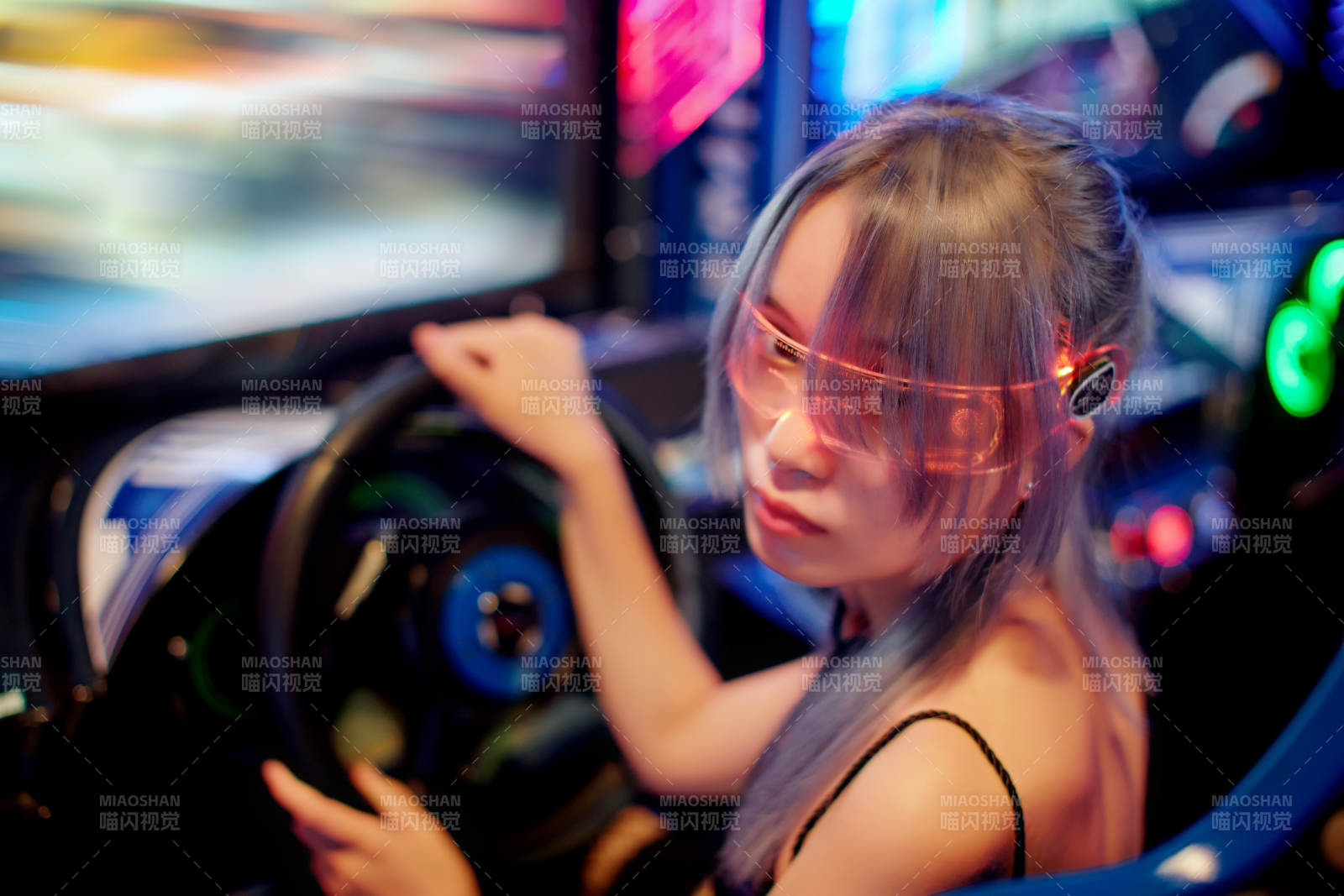 在電子游戲娛樂城玩耍的亞洲時尚少女