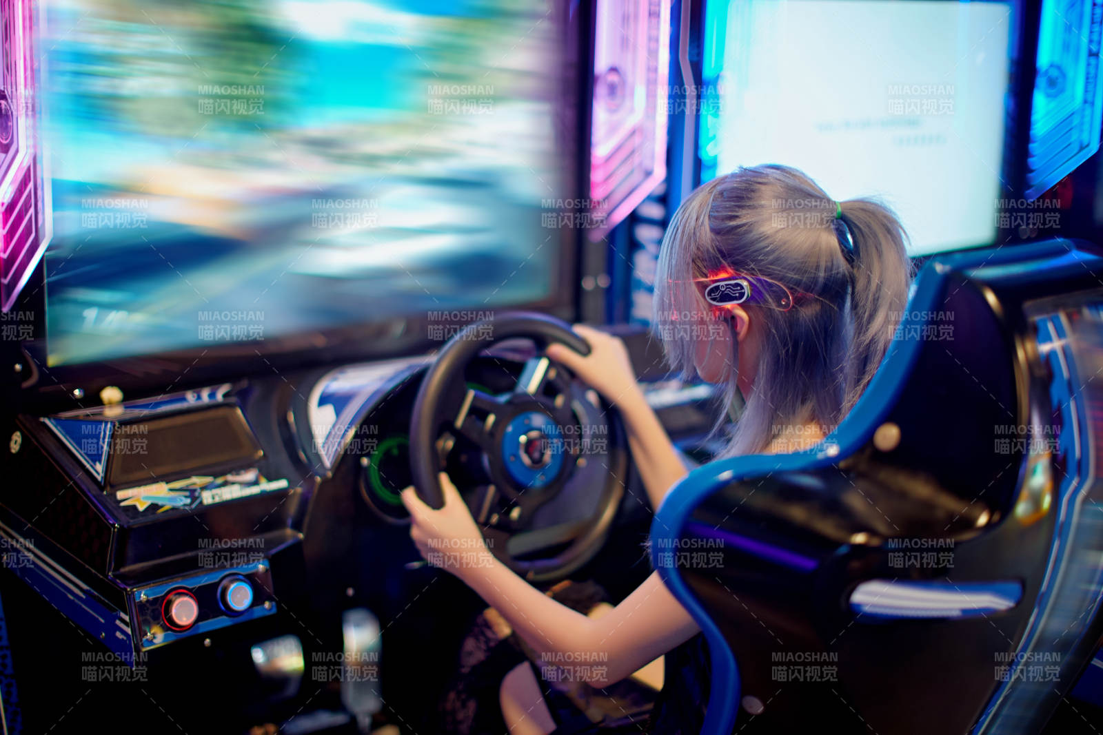 在電子游戲娛樂城玩耍的亞洲時尚少女