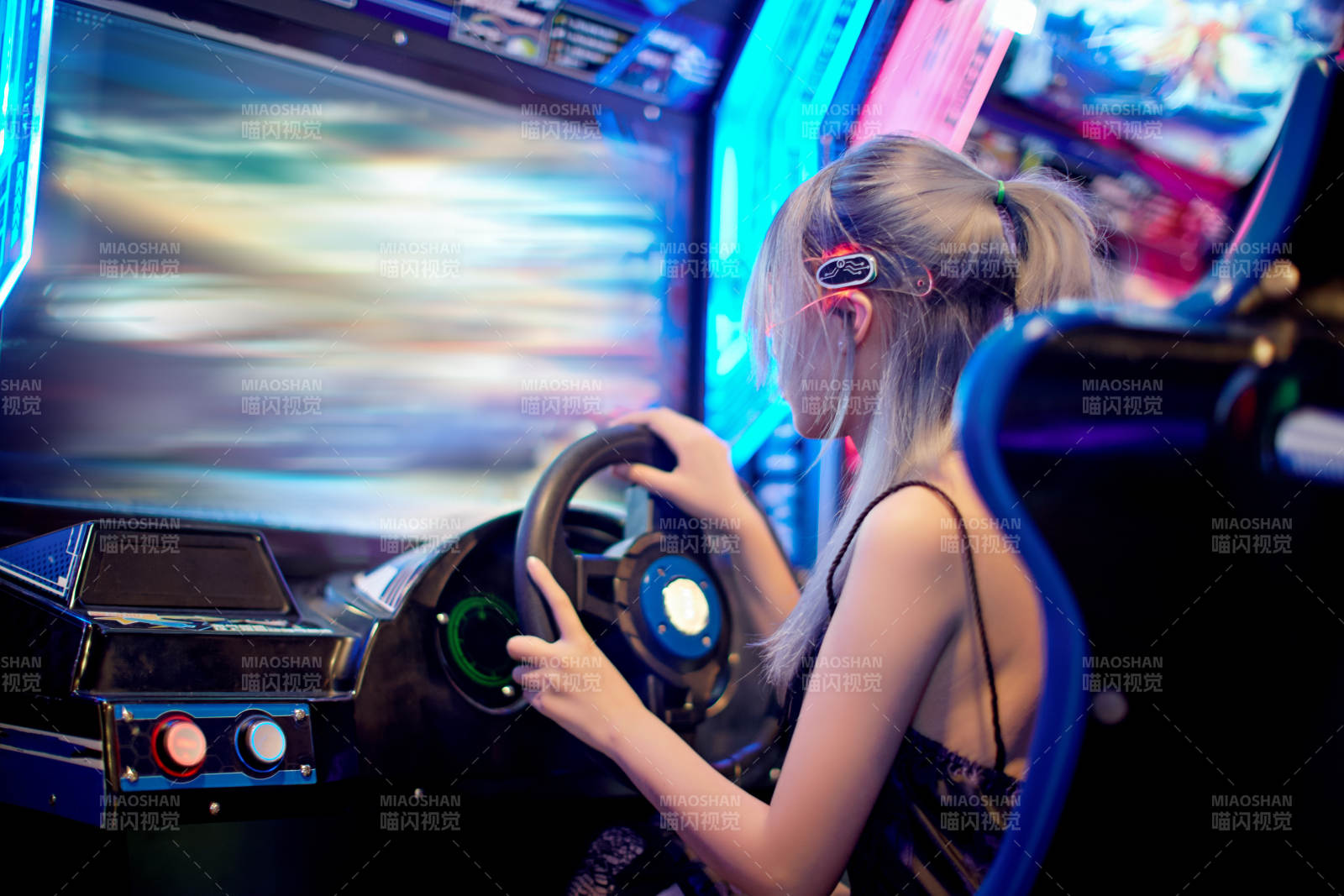 在電子游戲娛樂城玩耍的亞洲時尚少女