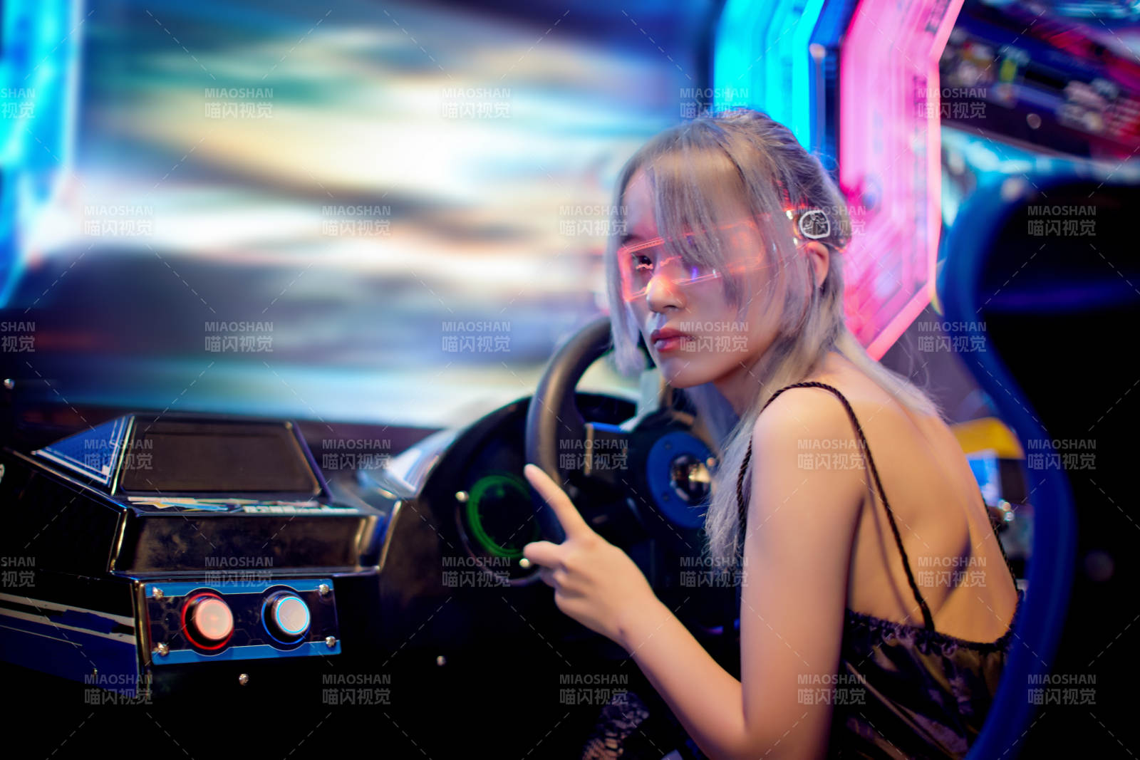 在電子游戲娛樂城玩耍的亞洲時尚少女