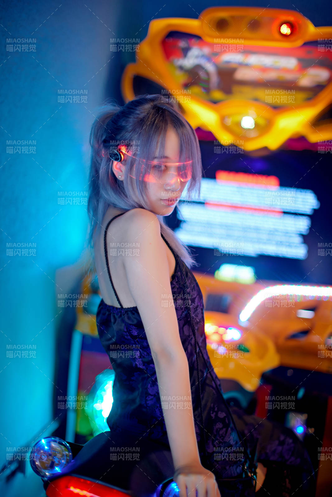 在电子游戏娱乐城玩耍的亚洲时尚少女