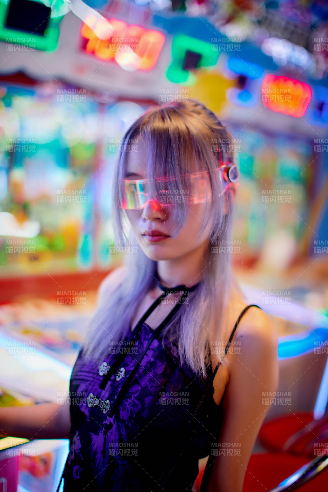 在电子游戏娱乐城玩耍的亚洲时尚少女