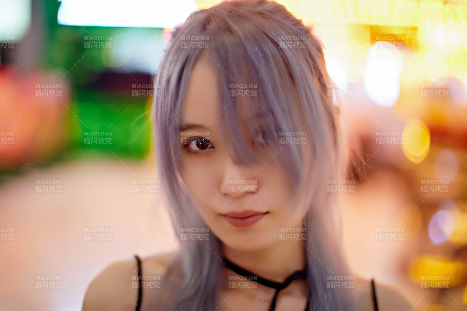 在電子游戲娛樂城玩耍的亞洲時尚少女