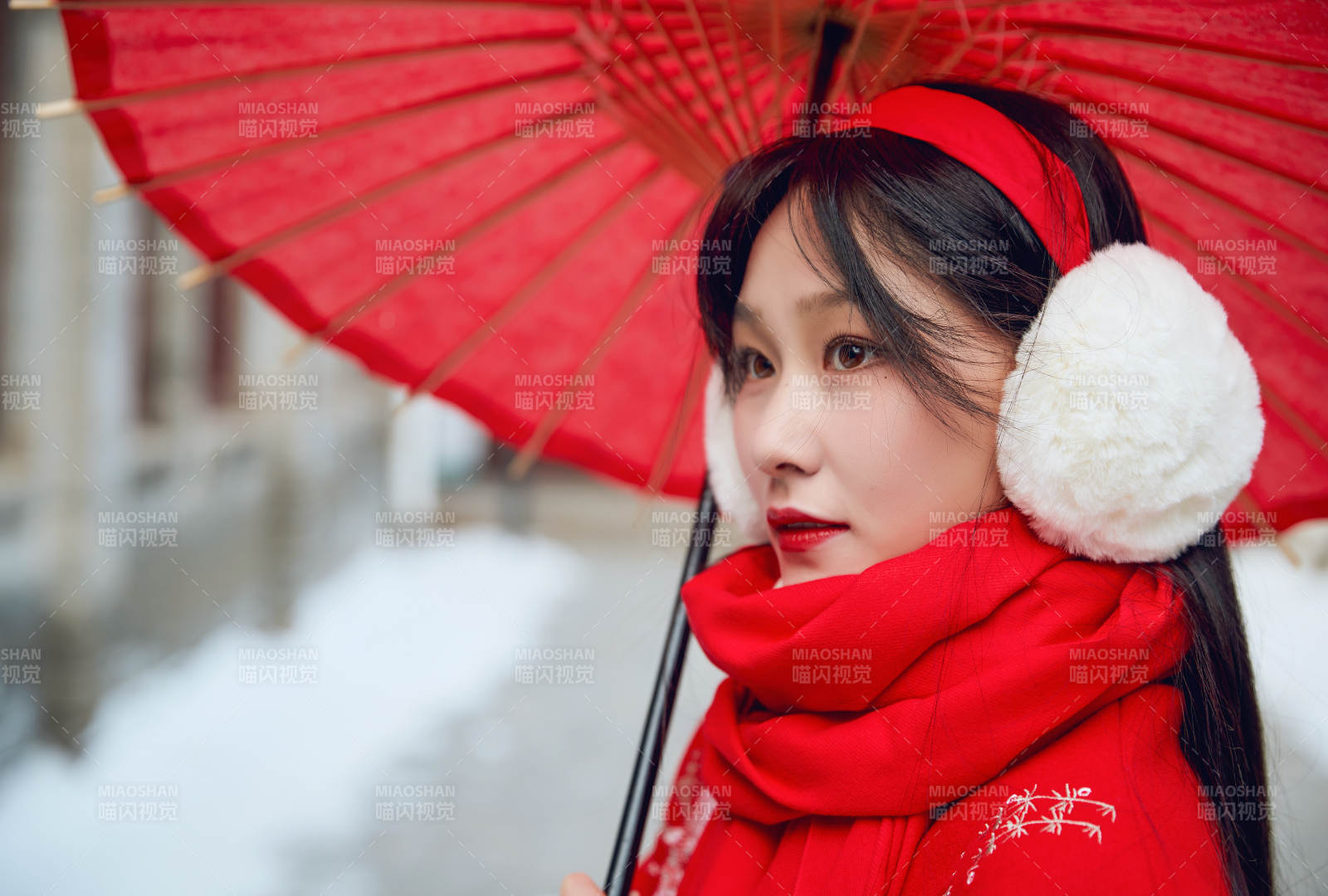 雪后在老城古巷穿著喜慶服飾的亞洲少女