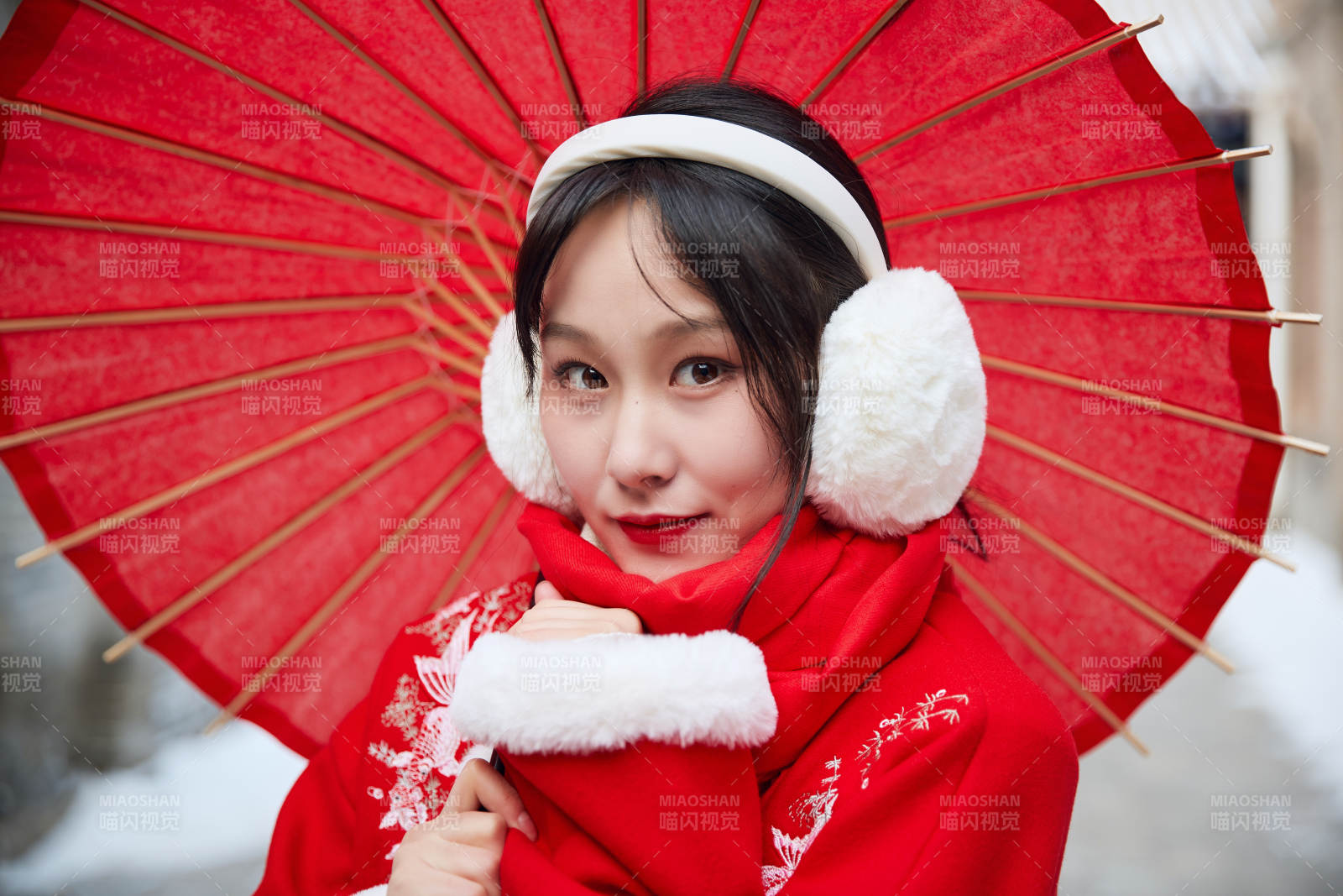 雪后在老城古巷穿著喜慶服飾的亞洲少女