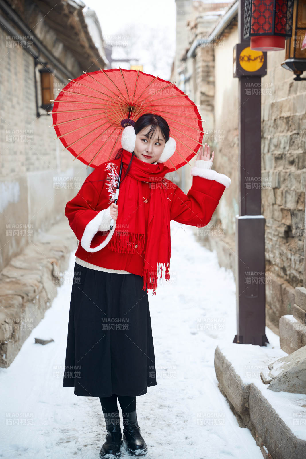 雪后在老城古巷穿著喜慶服飾的亞洲少女