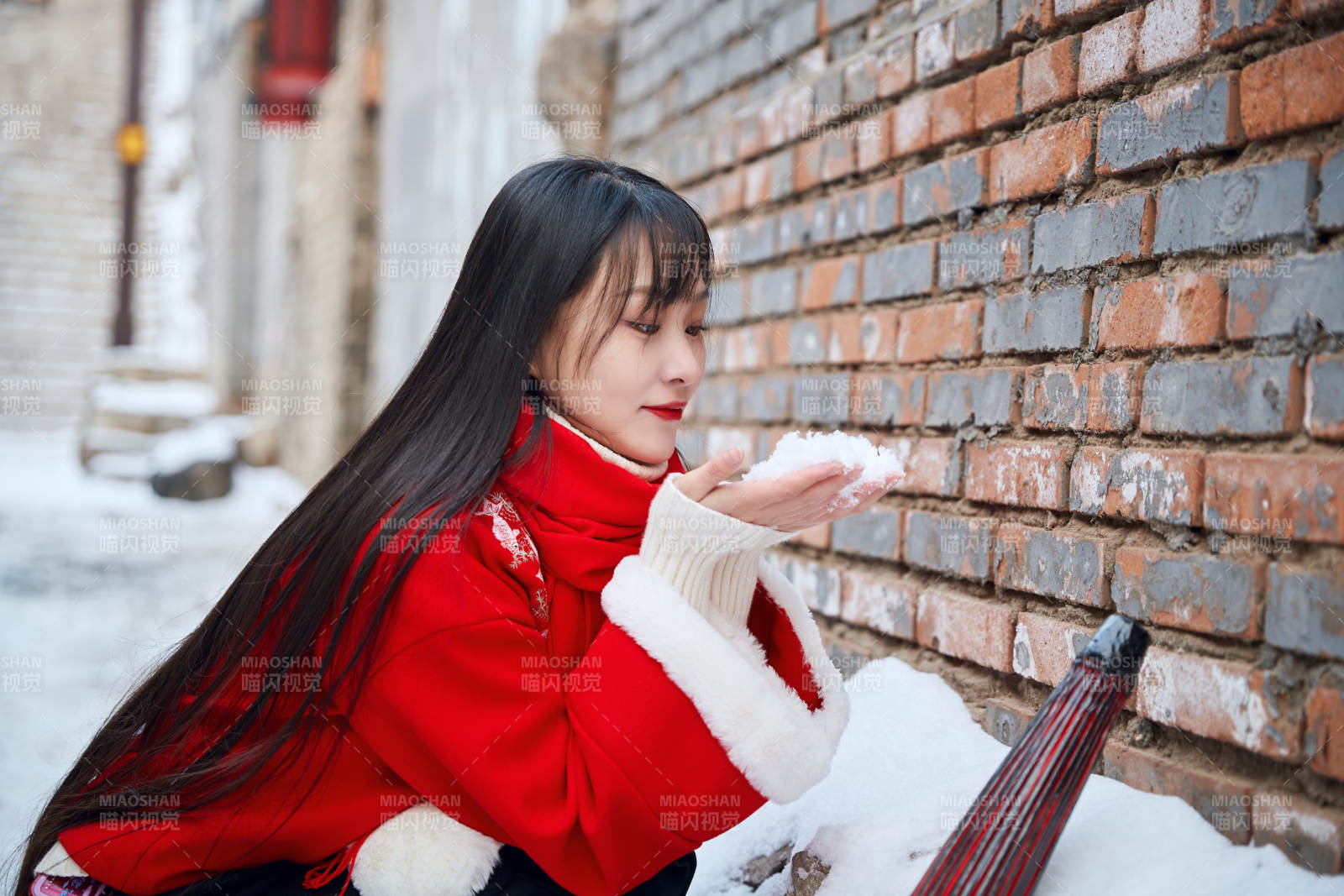 雪后在老城古巷穿著喜慶服飾的亞洲少女