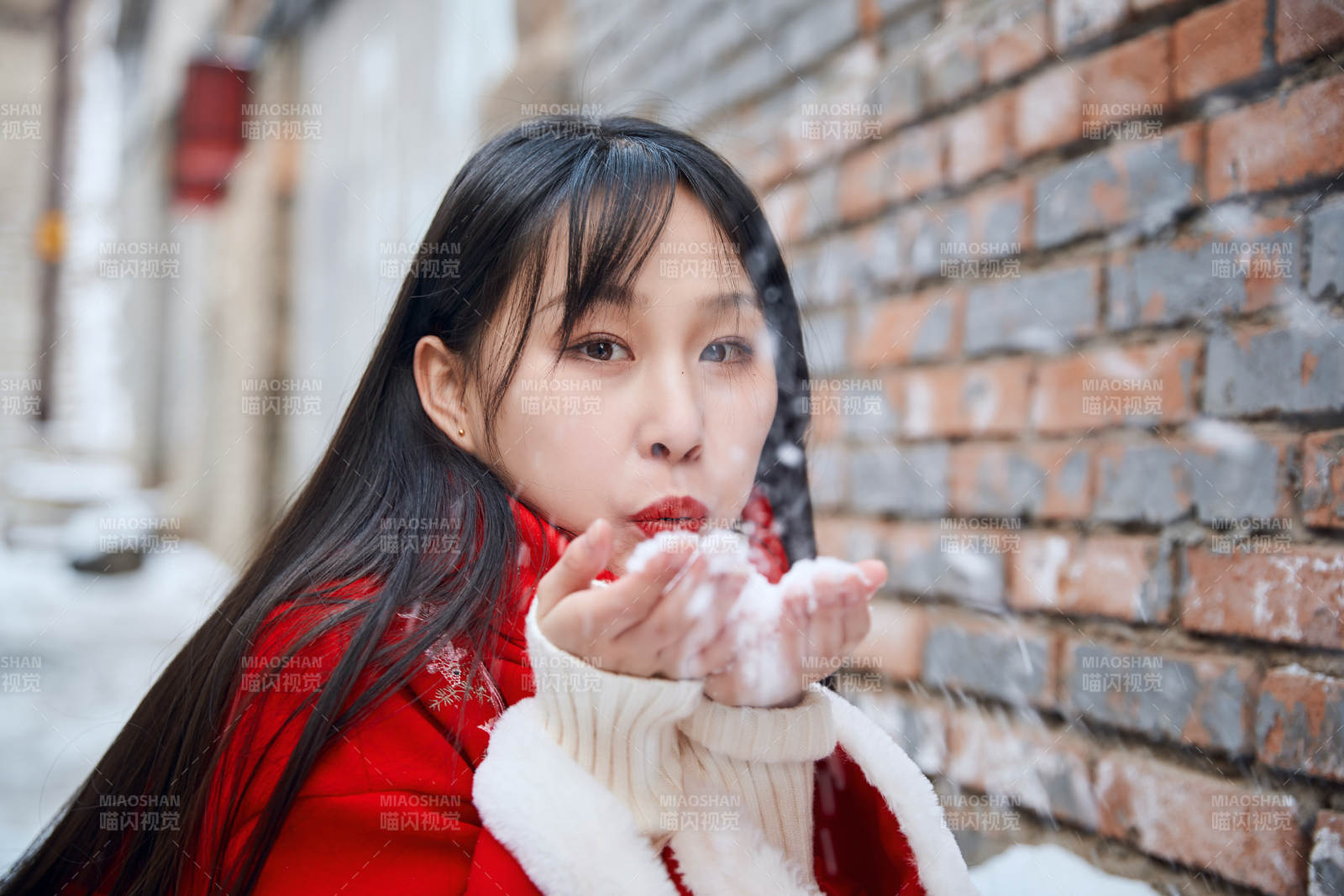 雪后在老城古巷穿著喜慶服飾的亞洲少女
