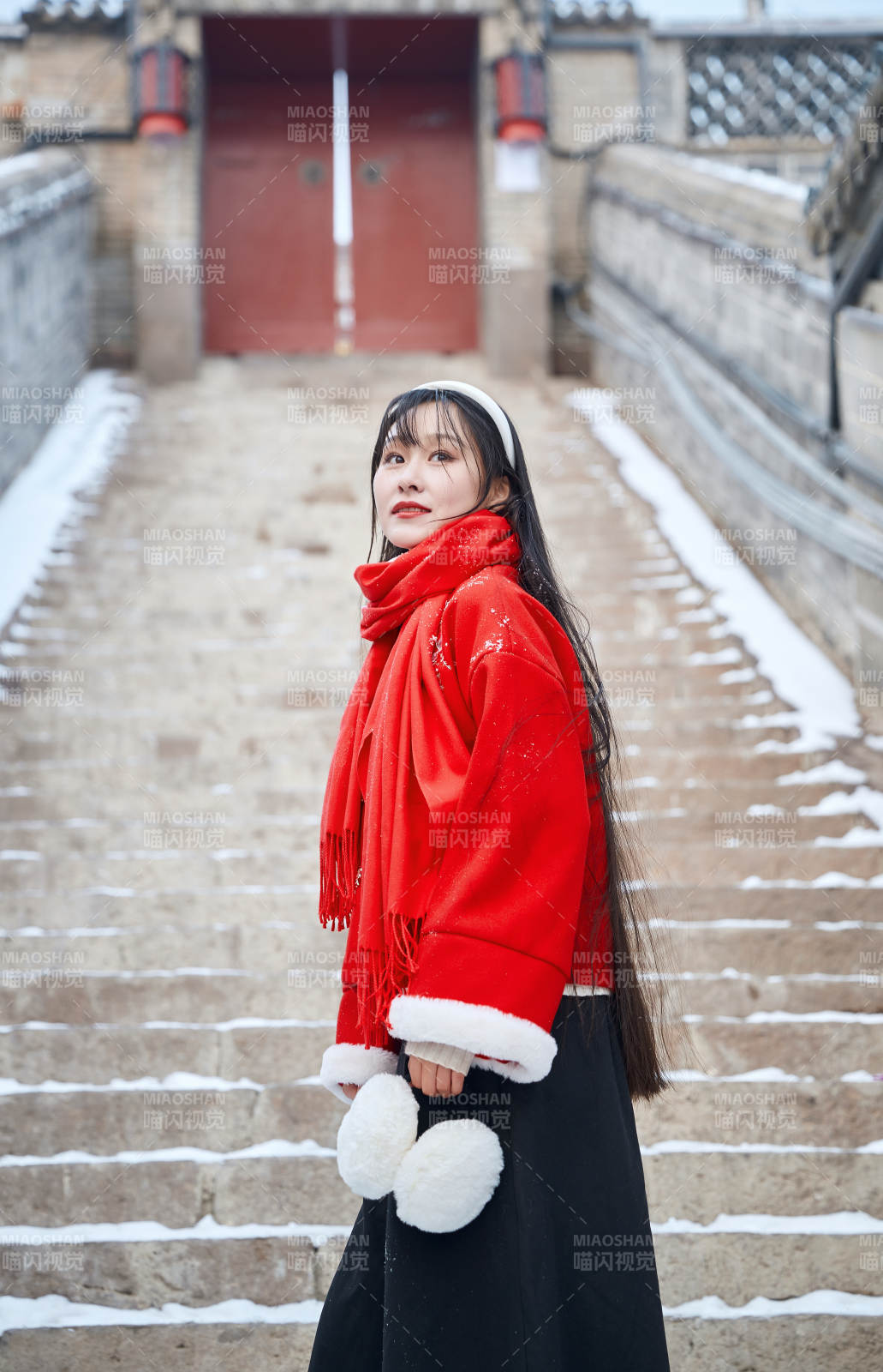 雪后在老城古巷穿著喜慶服飾的亞洲少女