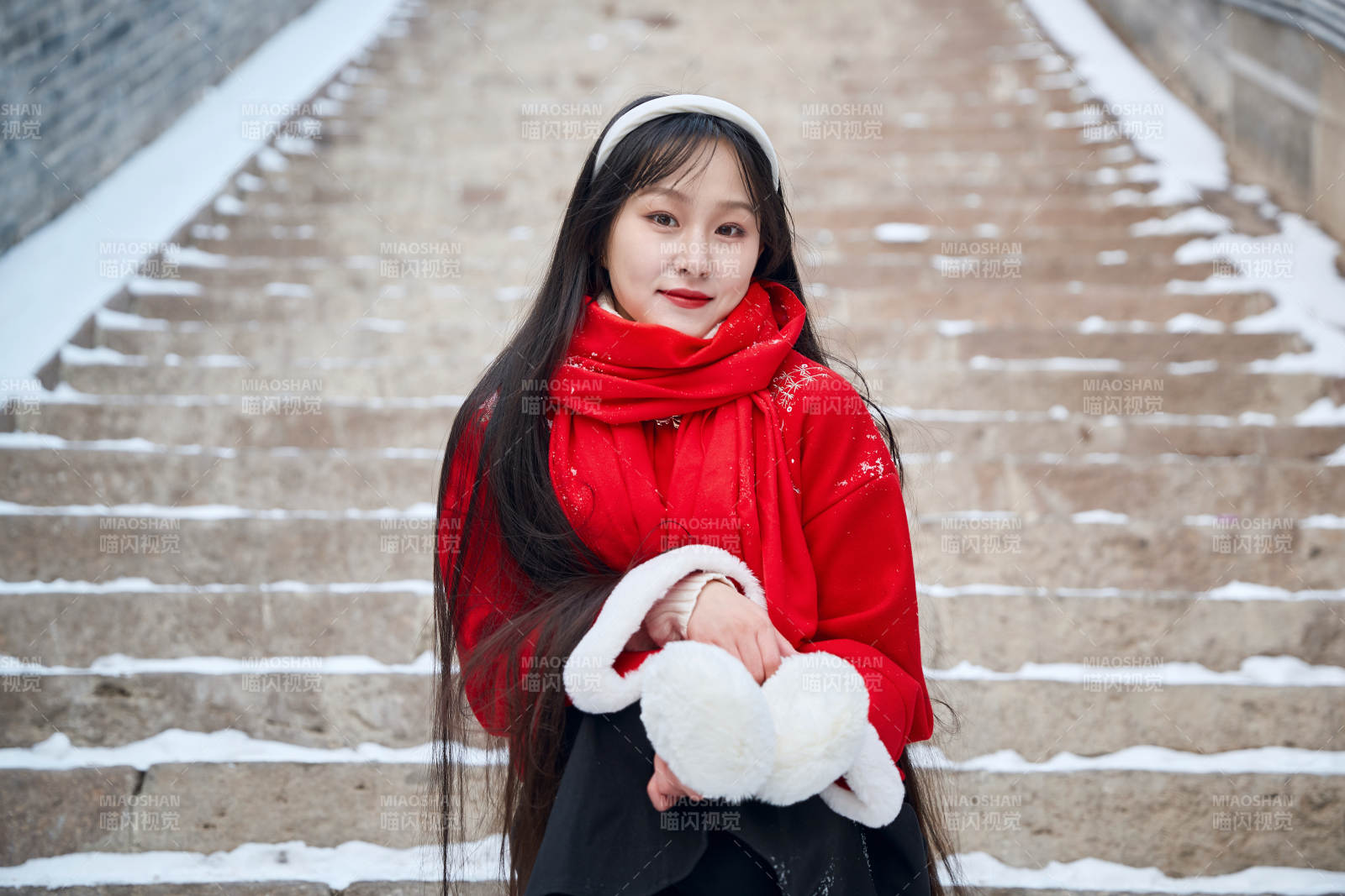 雪后在老城古巷穿著喜慶服飾的亞洲少女