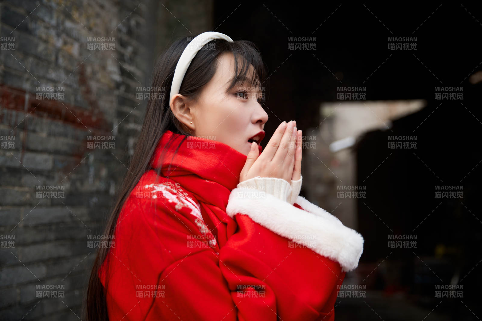 雪后在老城古巷穿著喜慶服飾的亞洲少女