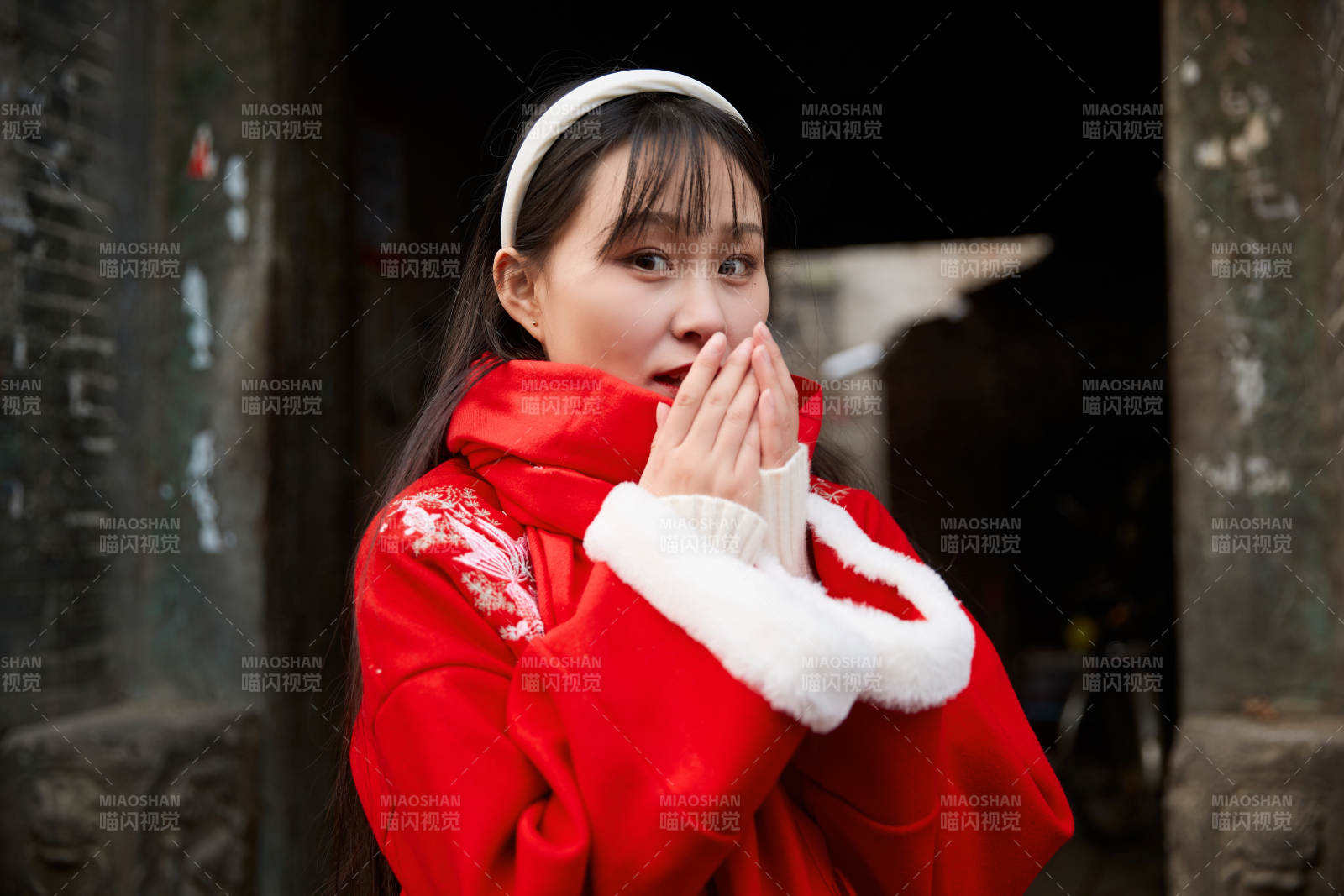 雪后在老城古巷穿著喜慶服飾的亞洲少女