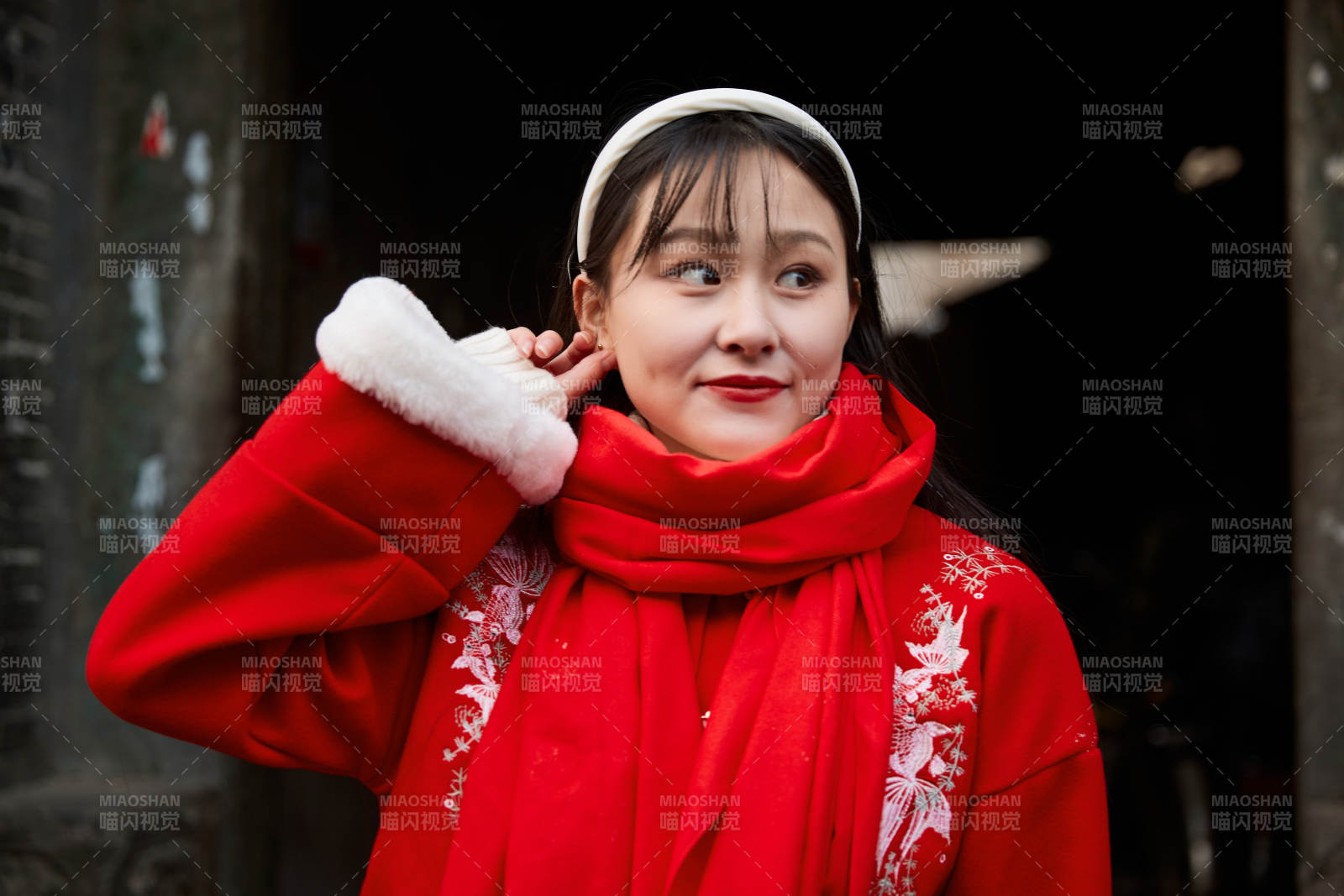 雪后在老城古巷穿著喜慶服飾的亞洲少女