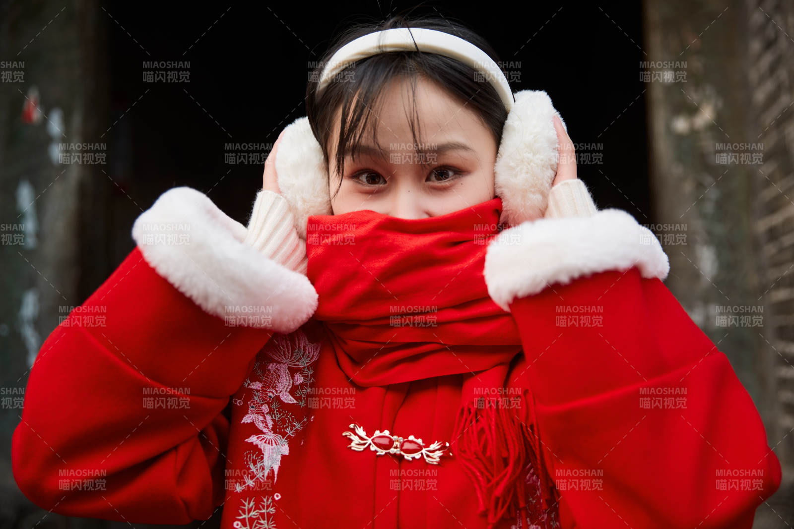 雪后在老城古巷穿著喜慶服飾的亞洲少女