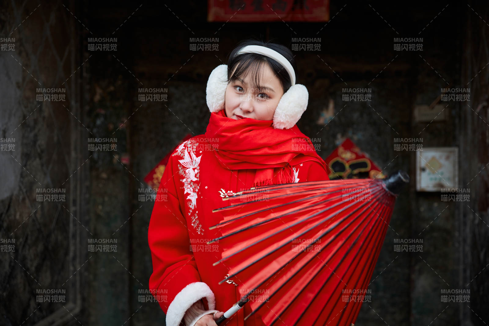 雪后在老城古巷穿著喜慶服飾的亞洲少女