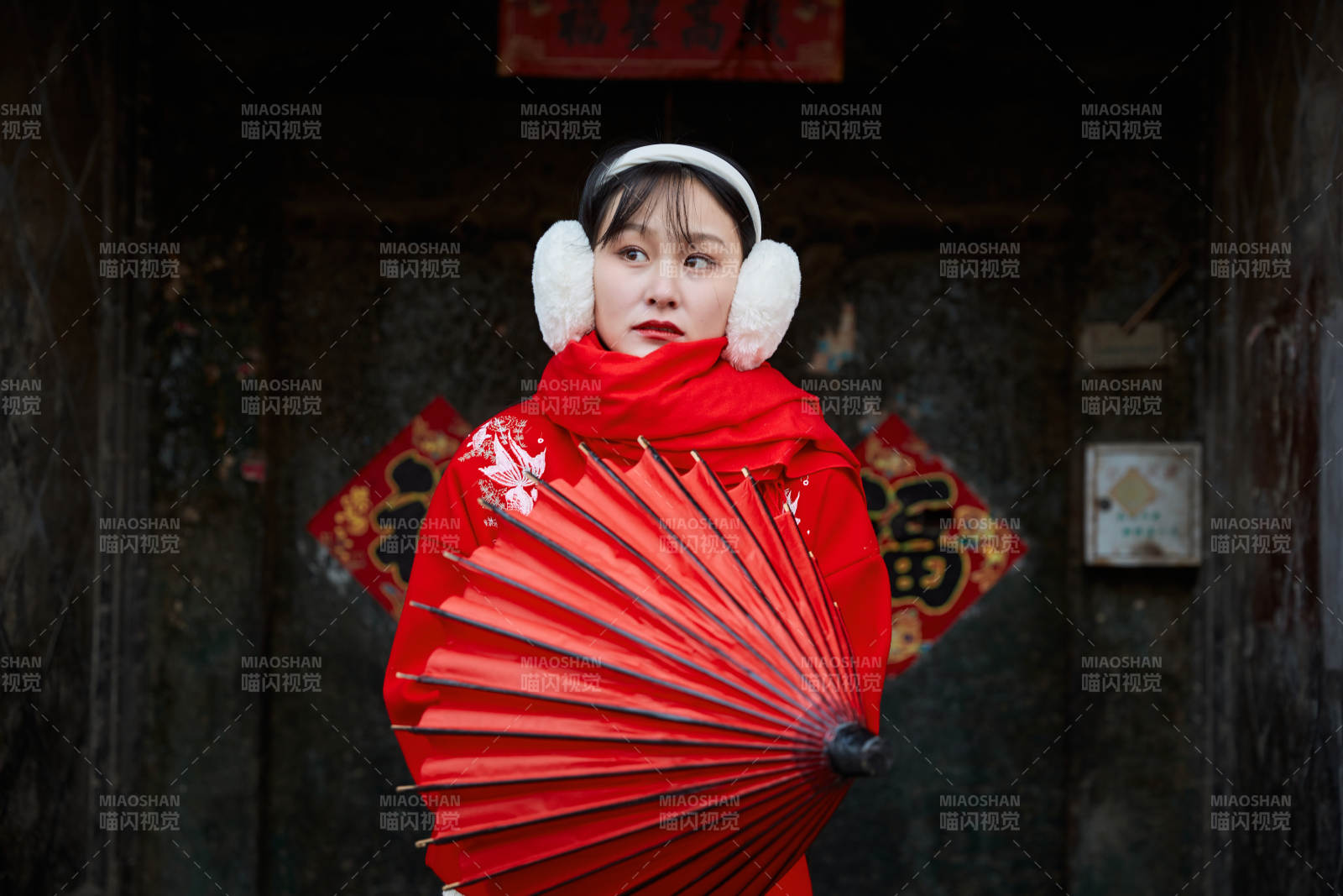 雪后在老城古巷穿著喜慶服飾的亞洲少女