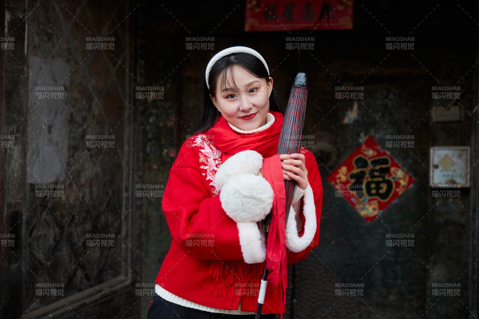 雪后在老城古巷穿著喜慶服飾的亞洲少女