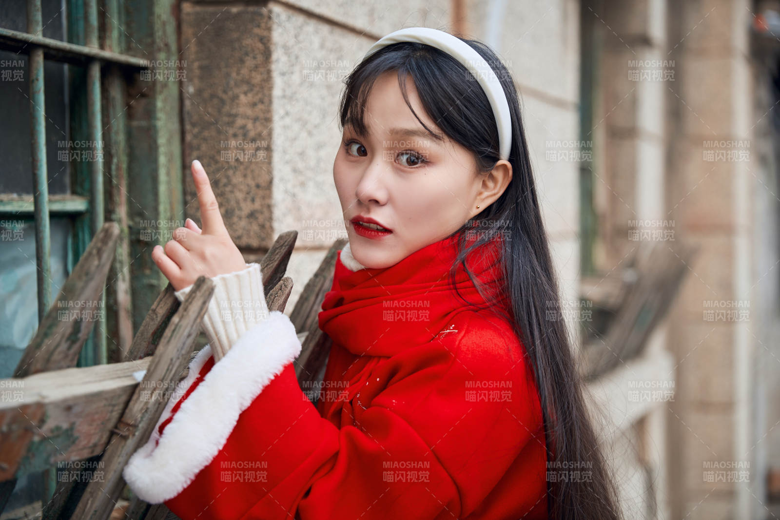 雪后在老城古巷穿著喜慶服飾的亞洲少女