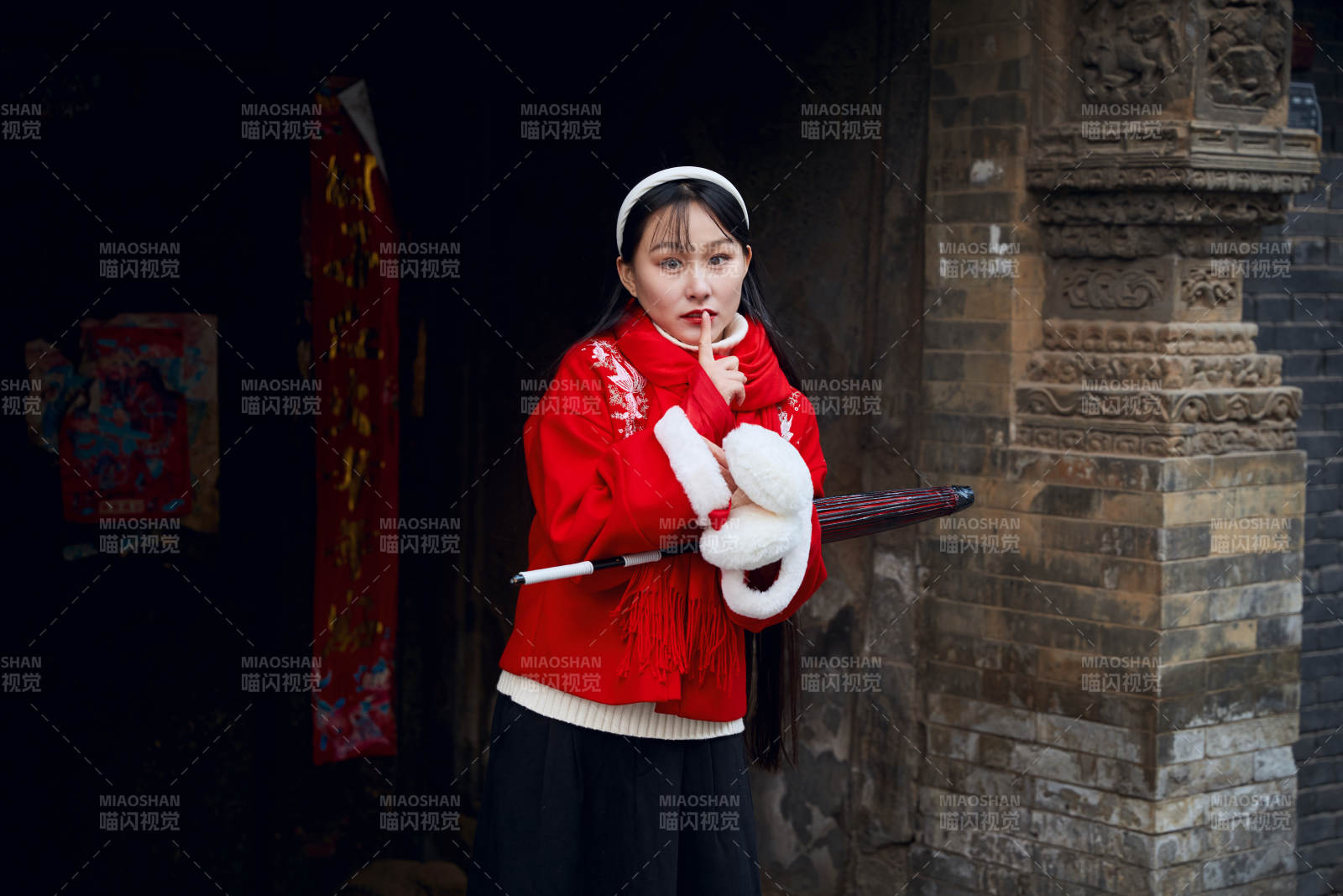 雪后在老城古巷穿著喜慶服飾的亞洲少女