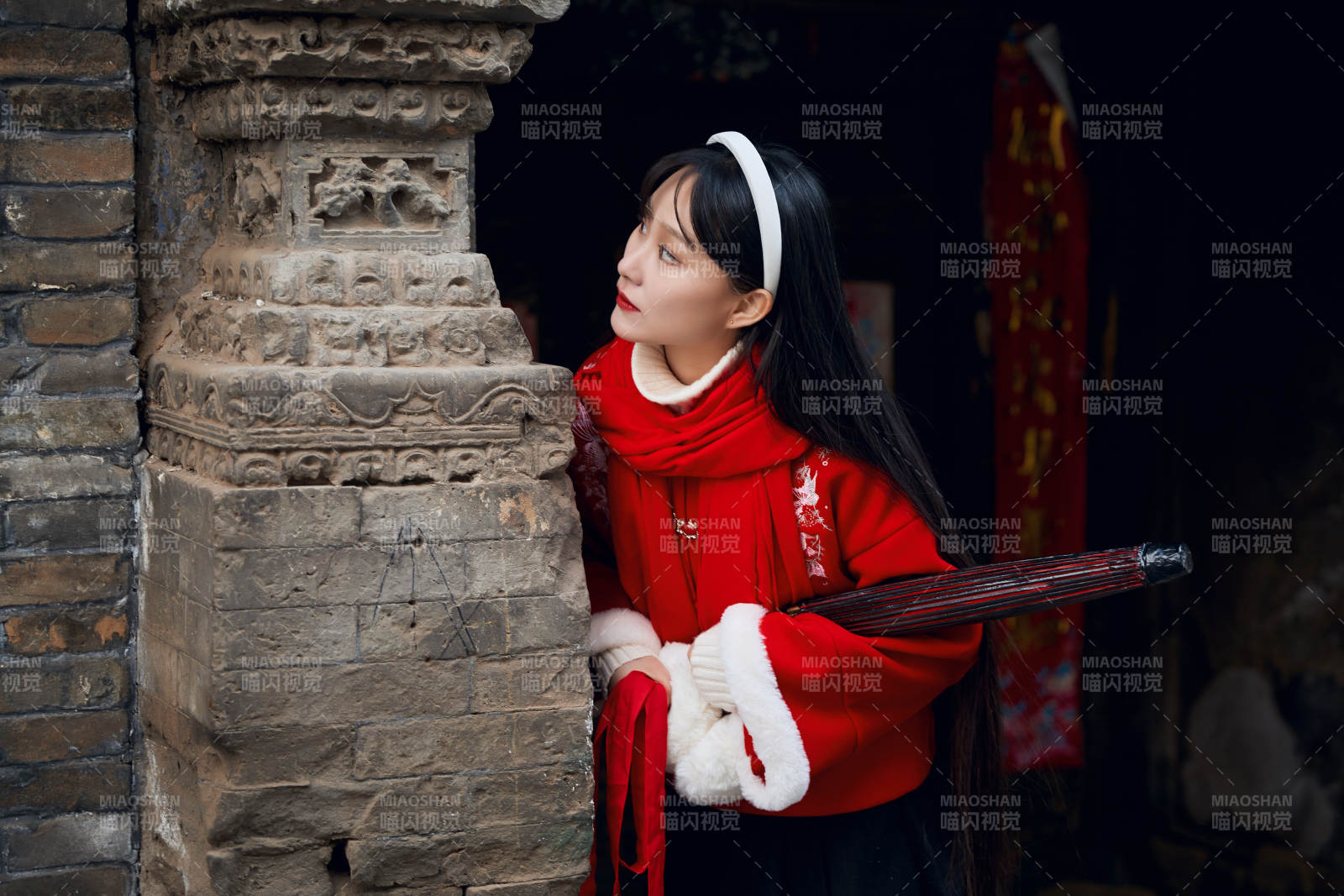 雪后在老城古巷穿著喜慶服飾的亞洲少女