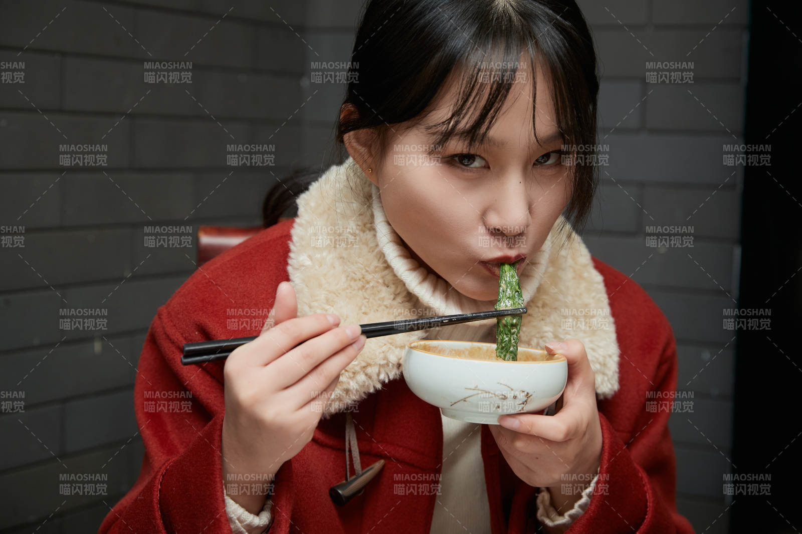 在飯店吃傳統銅鍋涮肉的亞洲少女