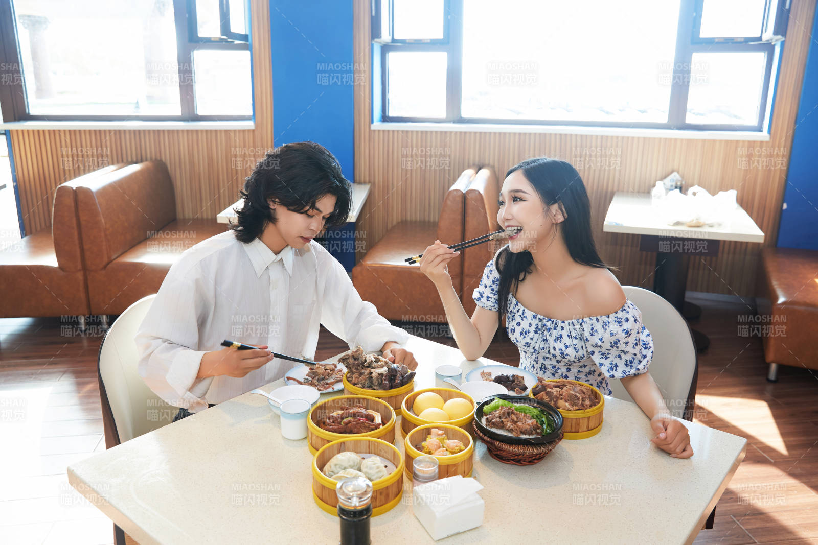 在茶餐廳大吃特吃的東方情侶