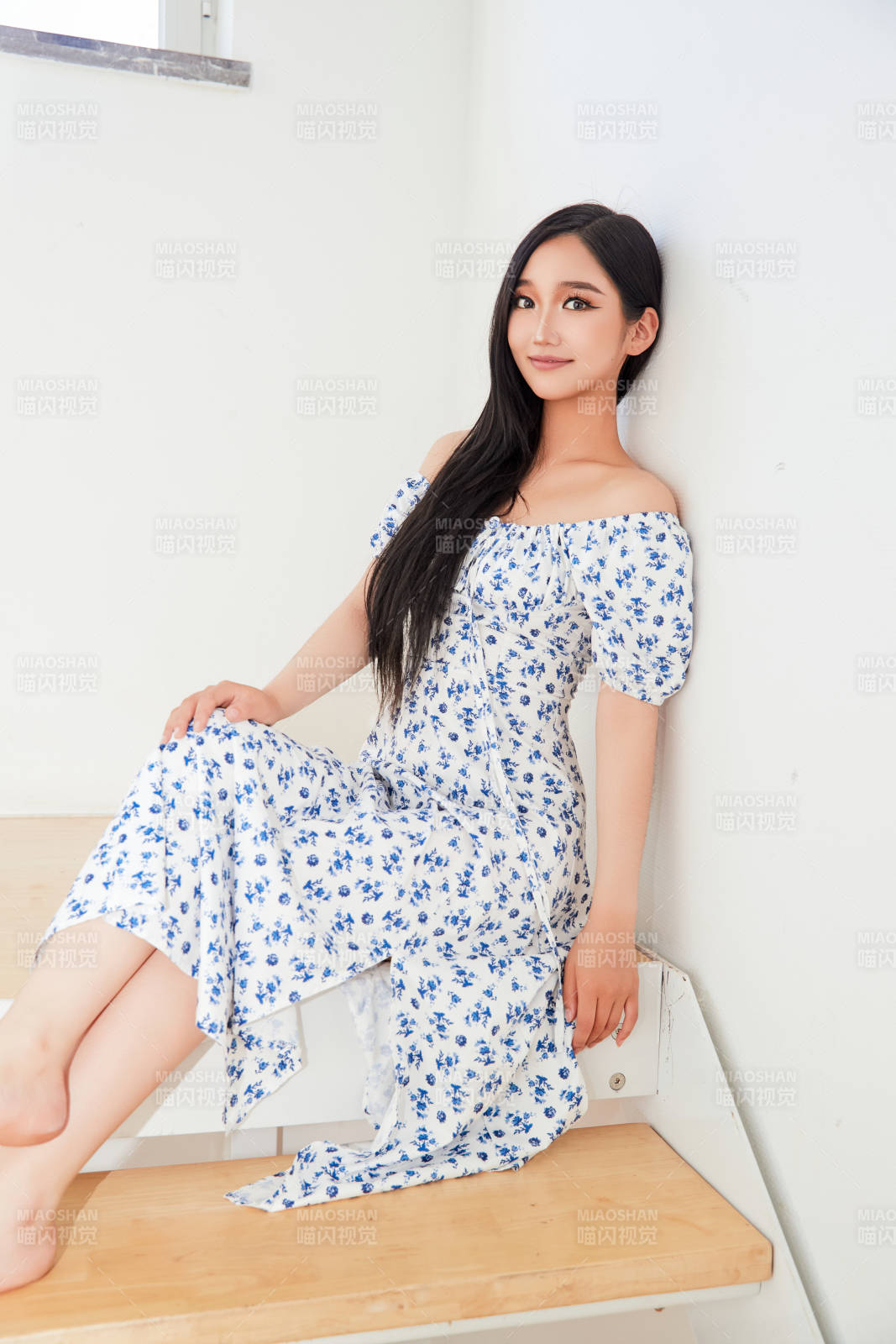 在别墅内的楼梯上拍照的亚洲美女