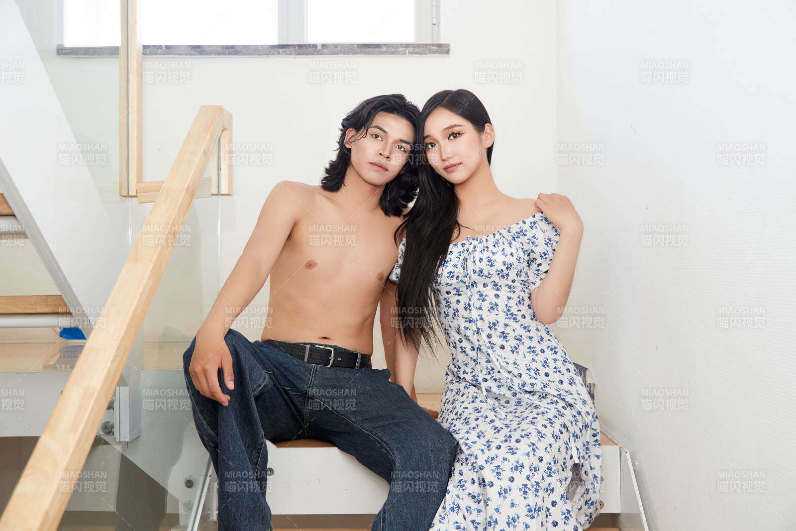 假日居家休息的青年情侣