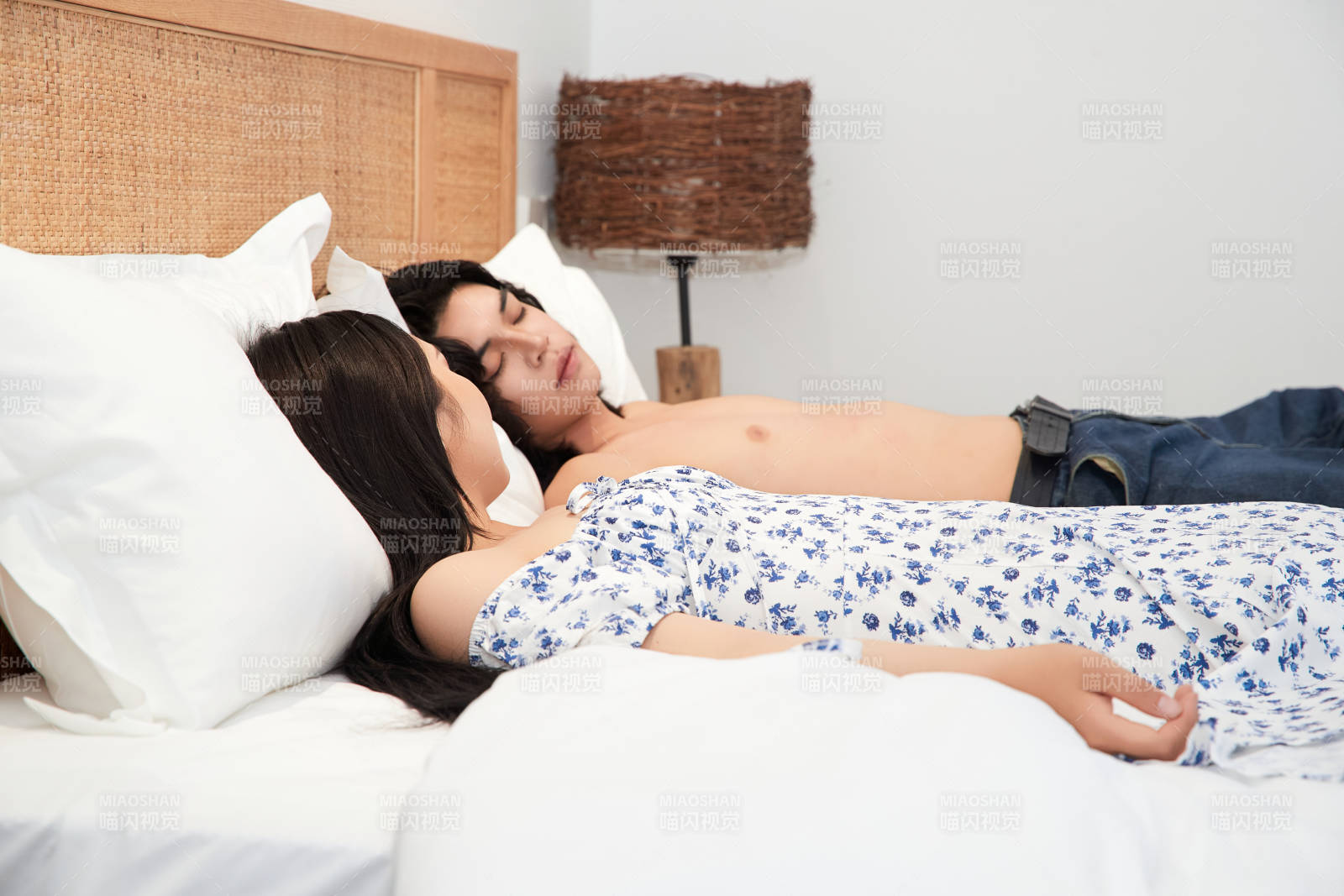 假日居家躺在床上休息的青年情侶