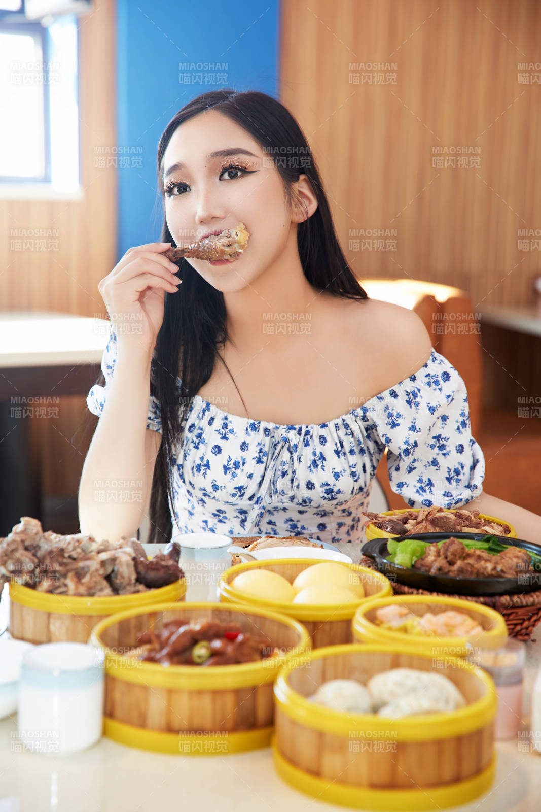 在茶餐廳大吃特吃的美女