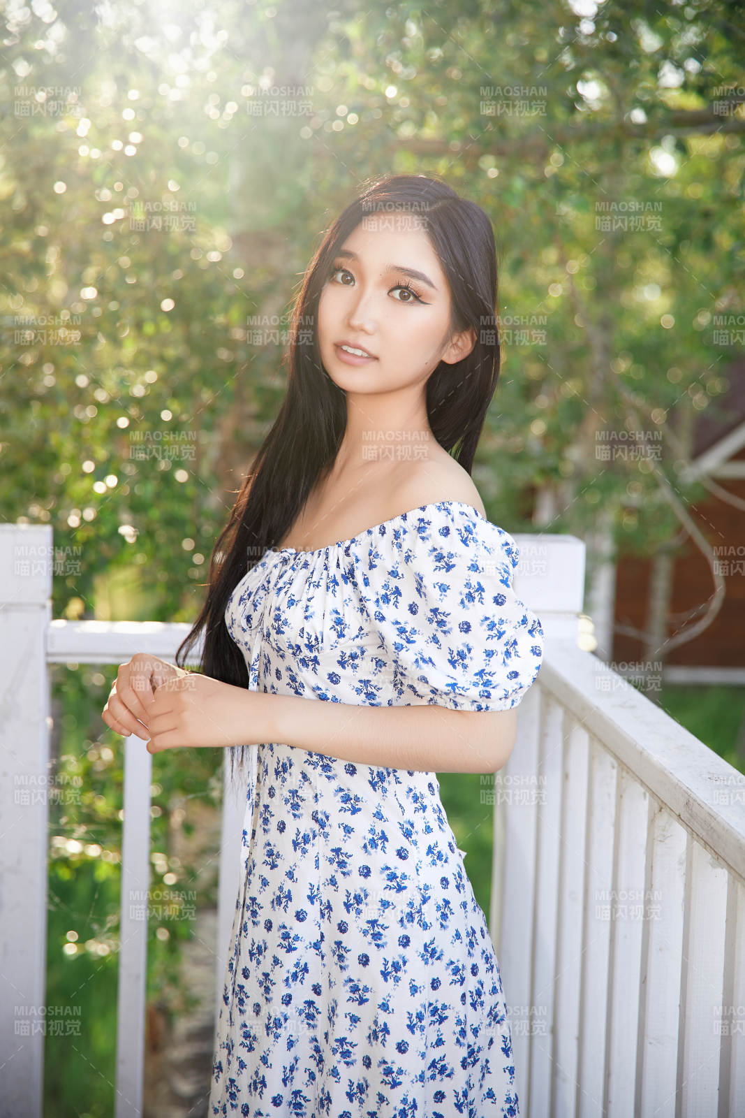 盛夏在別墅陽臺上拍照的亞洲美女