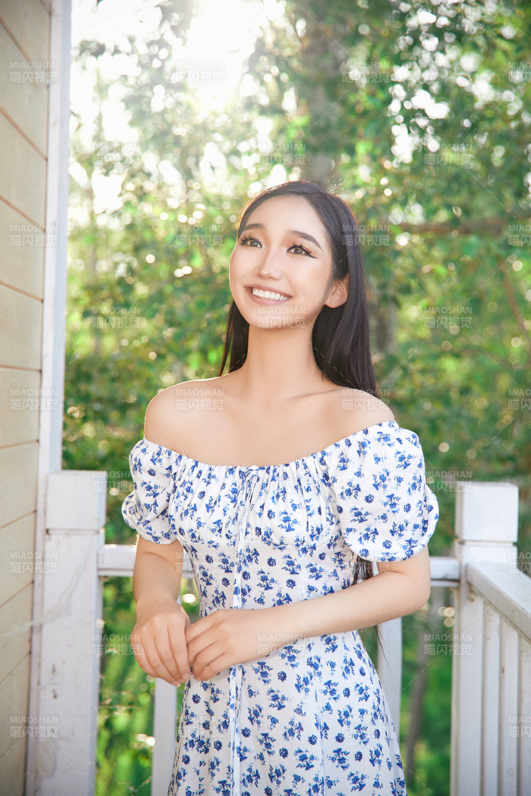 盛夏在別墅陽臺上拍照的亞洲美女