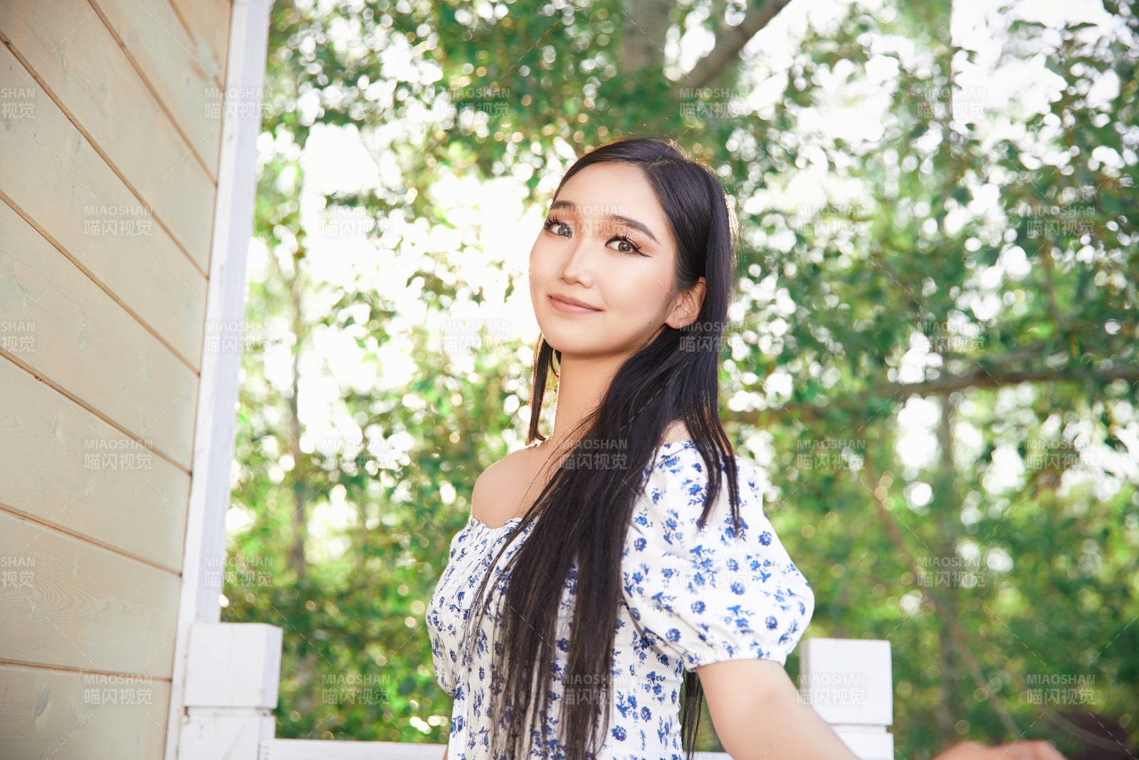 盛夏在別墅陽臺上拍照的亞洲美女