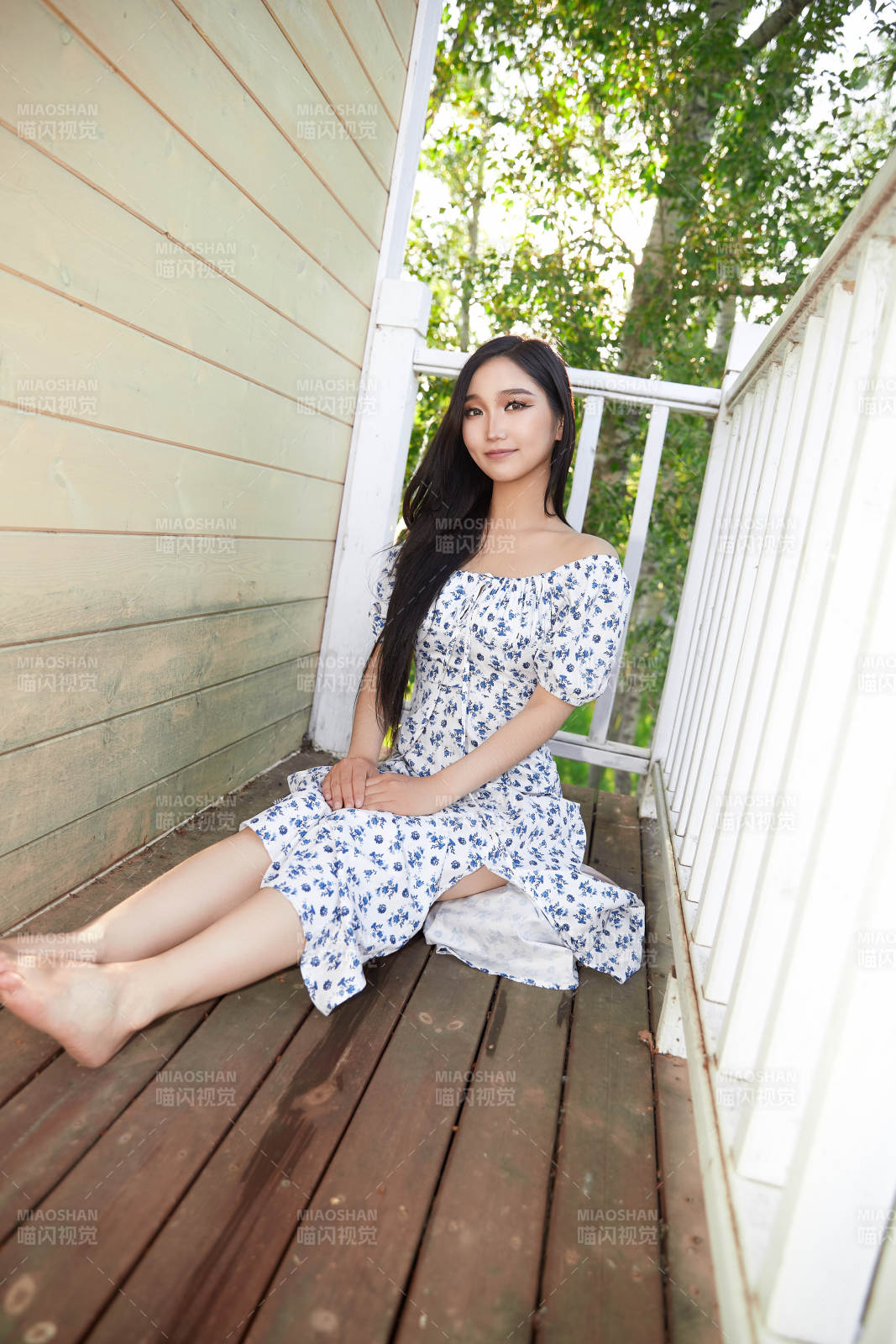 盛夏在別墅陽臺上拍照的亞洲美女