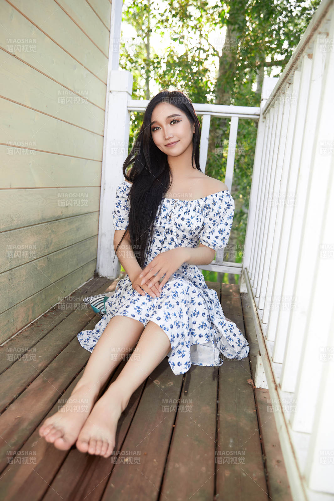 盛夏在別墅陽臺上拍照的亞洲美女