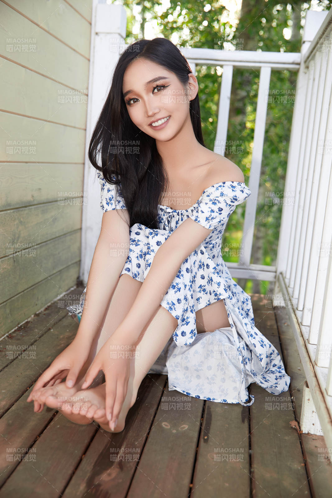 盛夏在別墅陽臺上拍照的亞洲美女