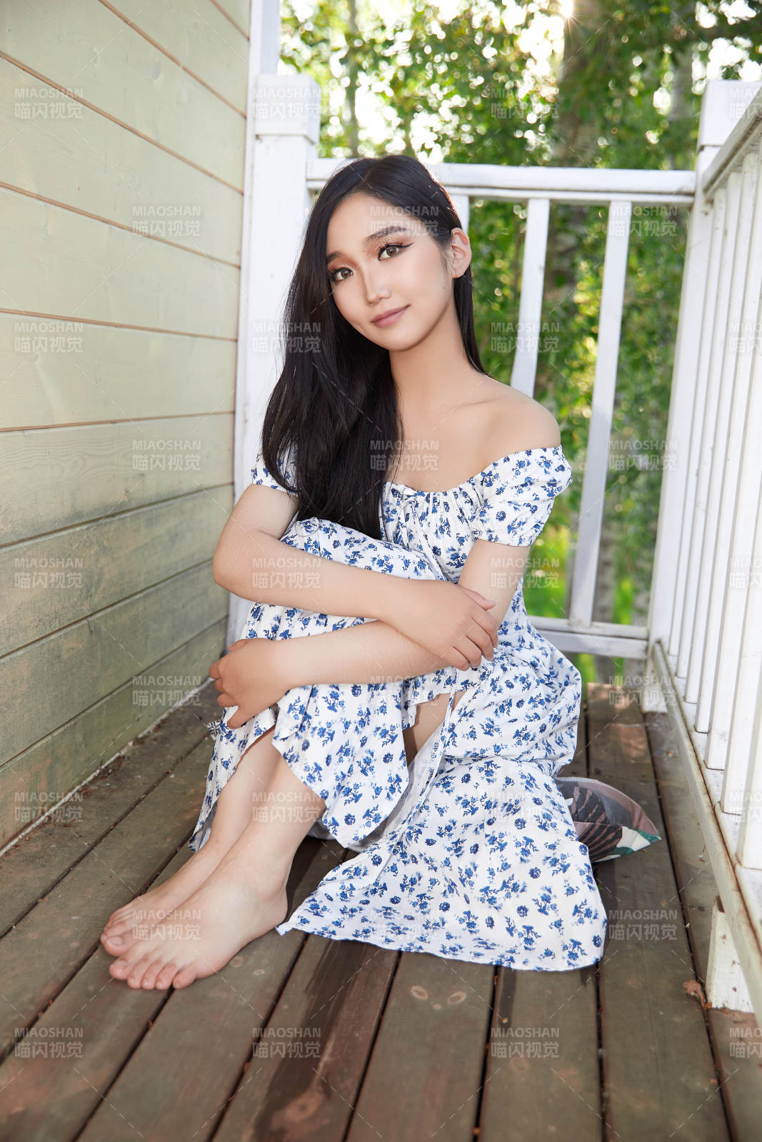 盛夏在別墅陽臺上拍照的亞洲美女