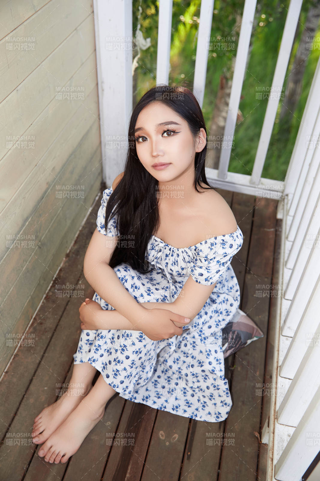 盛夏在別墅陽臺(tái)上拍照的亞洲美女