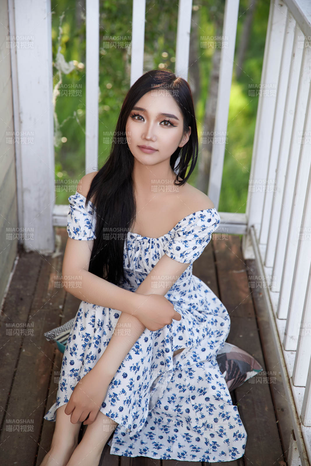 盛夏在别墅阳台上拍照的亚洲美女