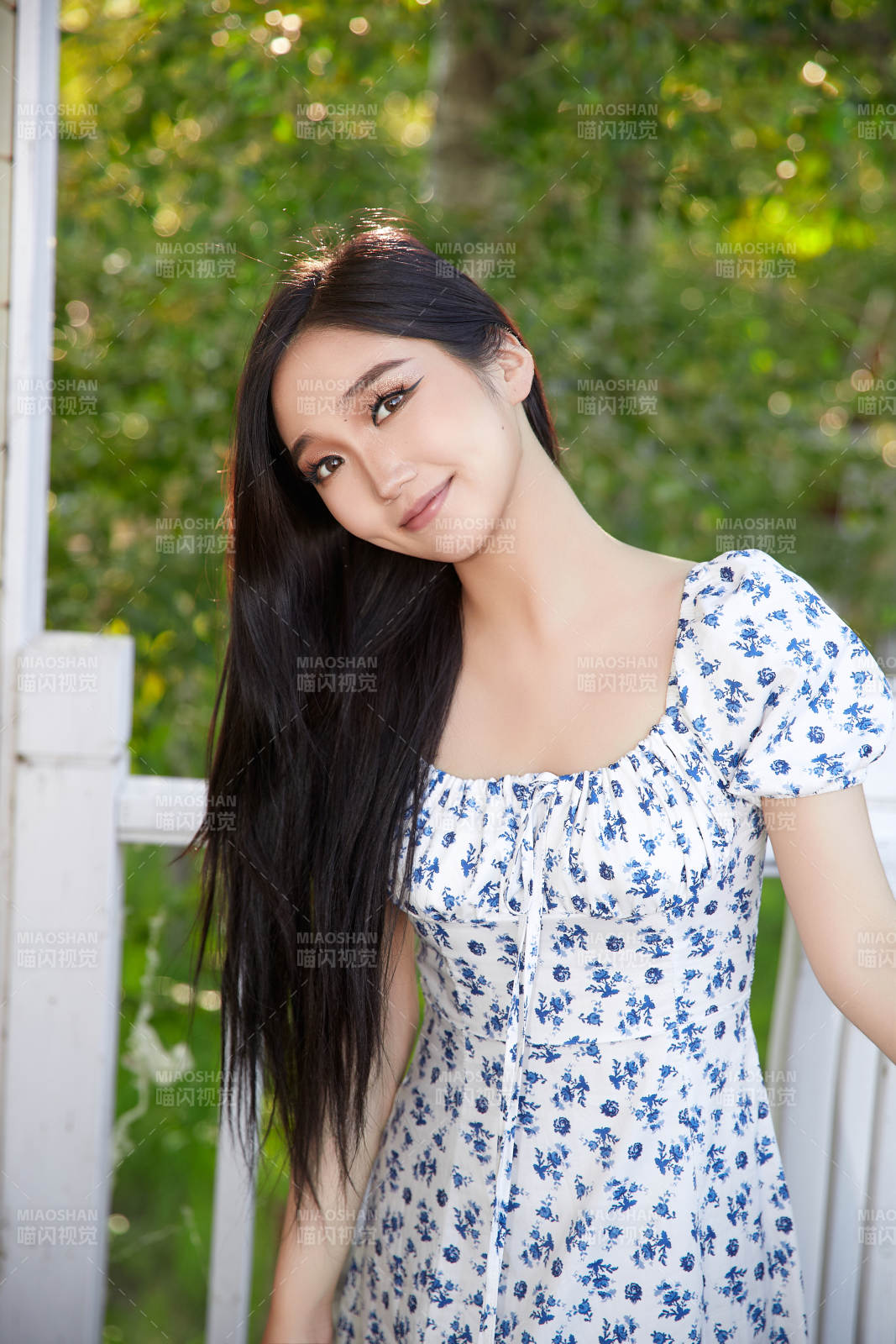 盛夏在別墅陽臺上拍照的亞洲美女