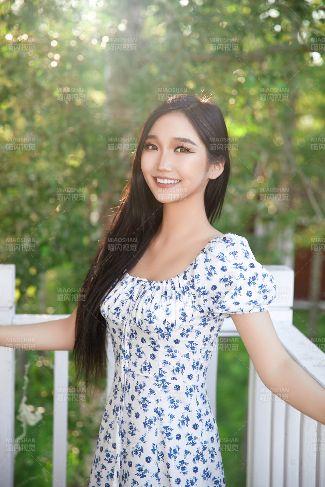 盛夏在別墅陽臺上拍照的亞洲美女