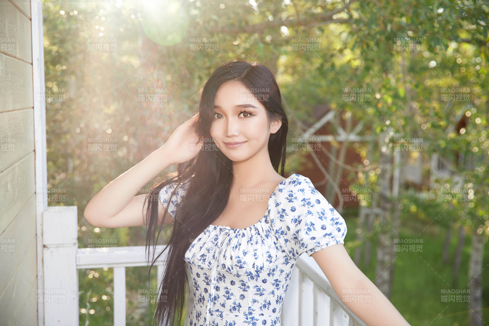 盛夏在別墅陽臺上拍照的亞洲美女