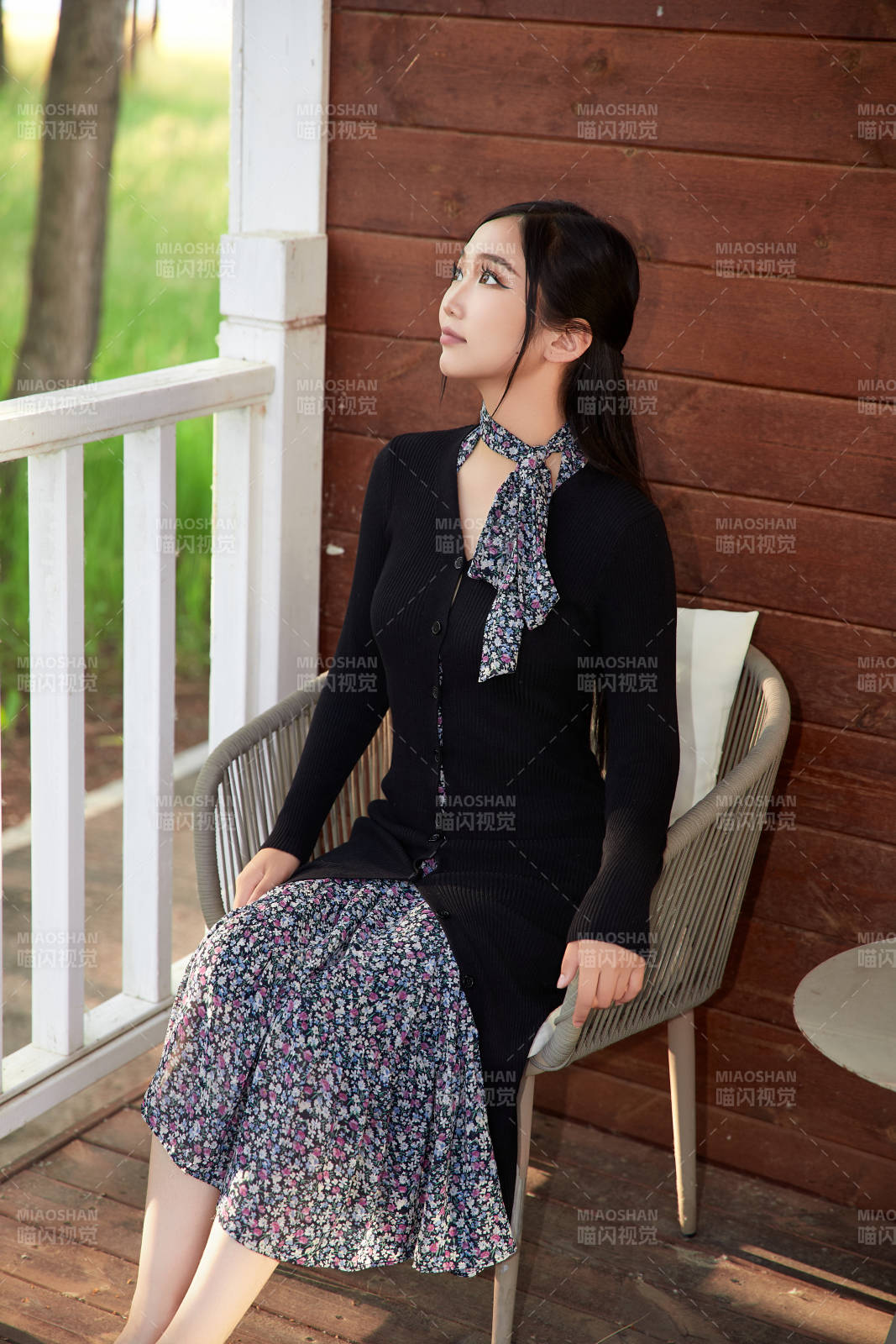 夏天在別墅門庭外休息的亞洲美女