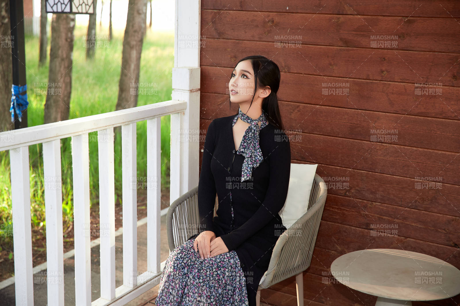 夏天在別墅門庭外休息的亞洲美女