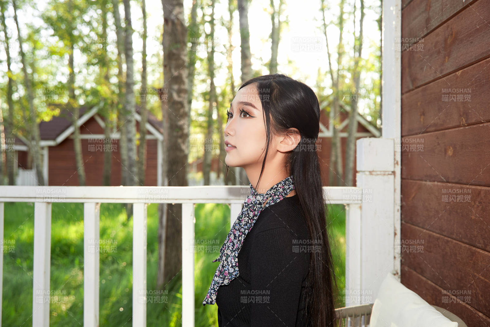 夏天在別墅門庭外休息的亞洲美女