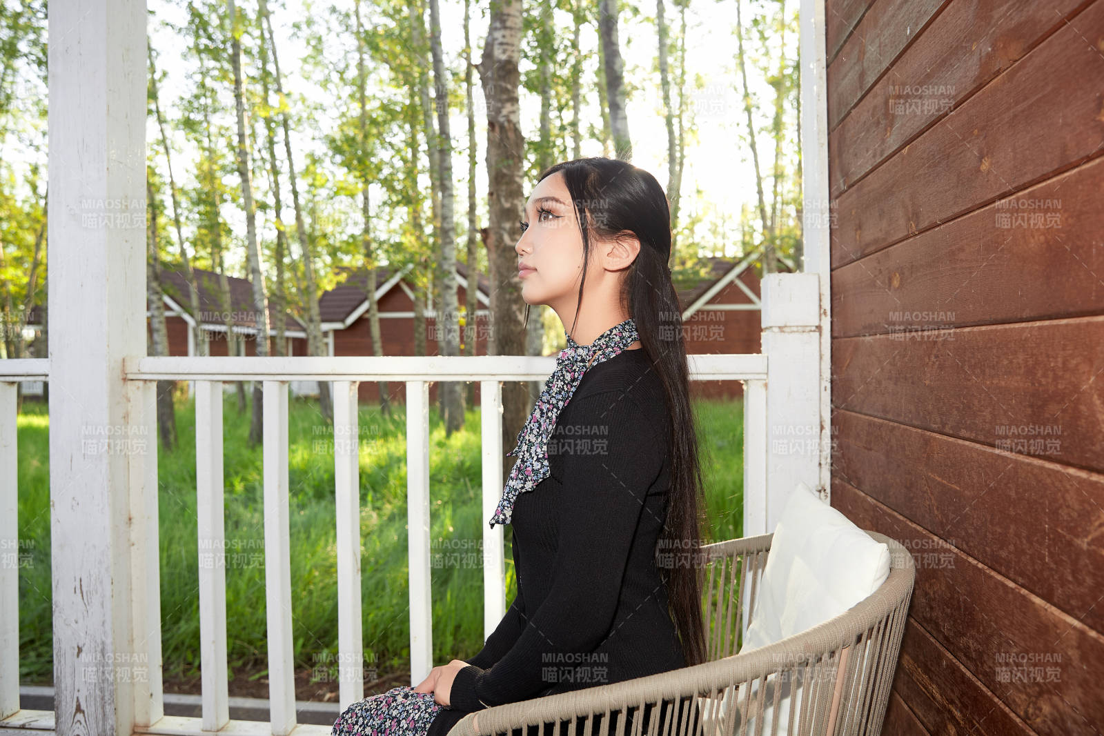 夏天在別墅門庭外休息的亞洲美女