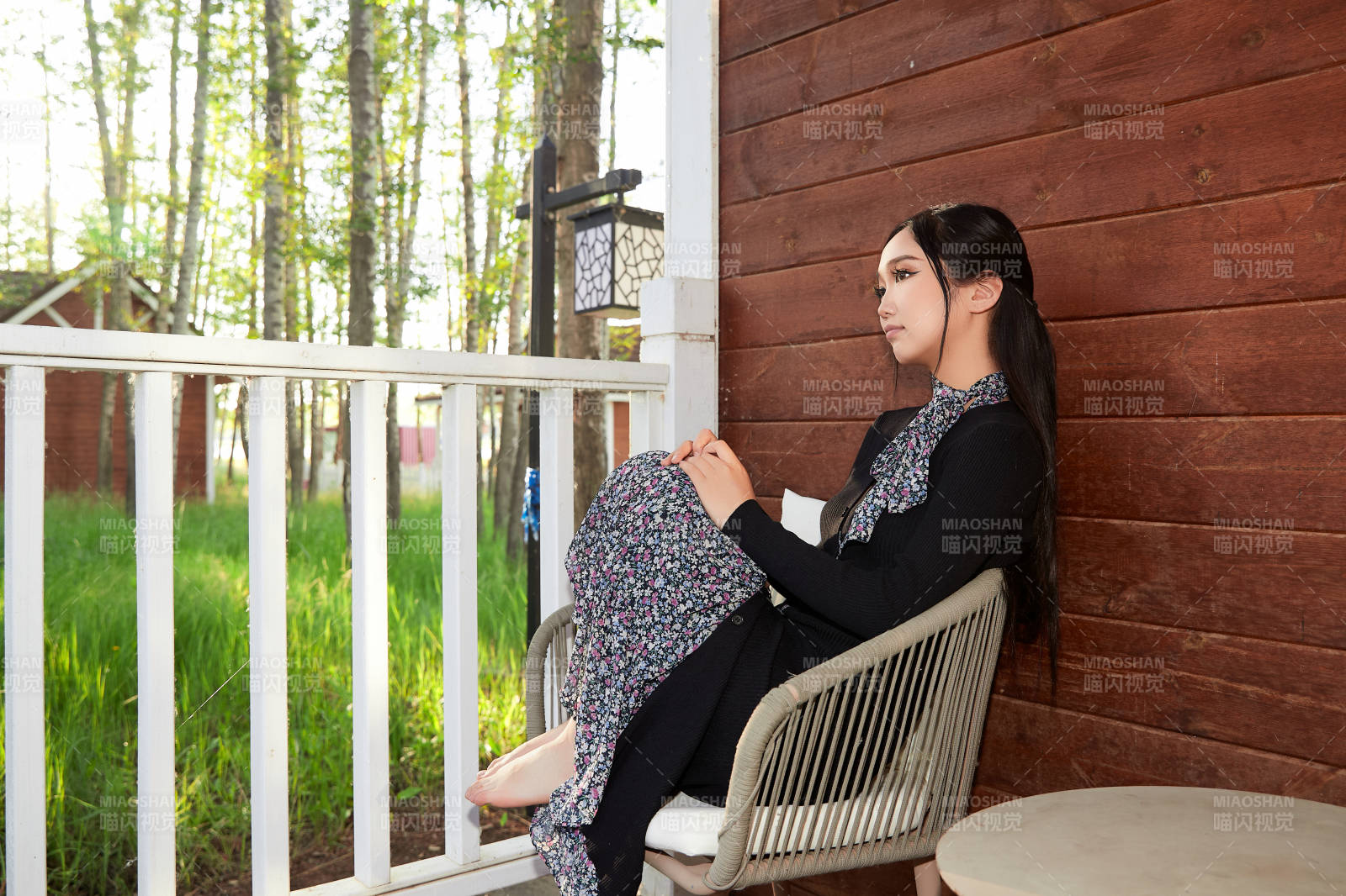 夏天在別墅門庭外休息的亞洲美女